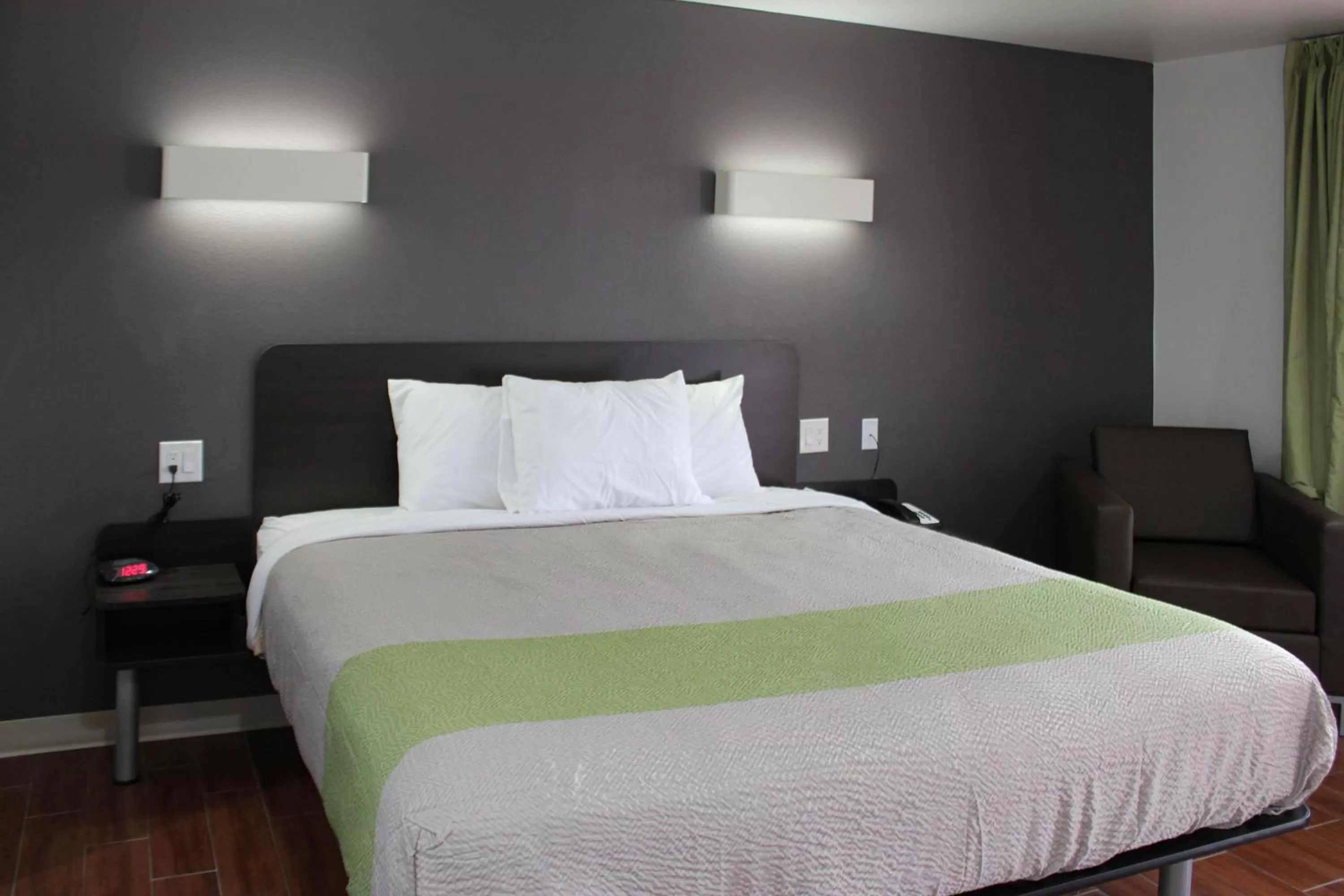 Photo of the whole room, Bed in Studio 6-Houston, TX - East