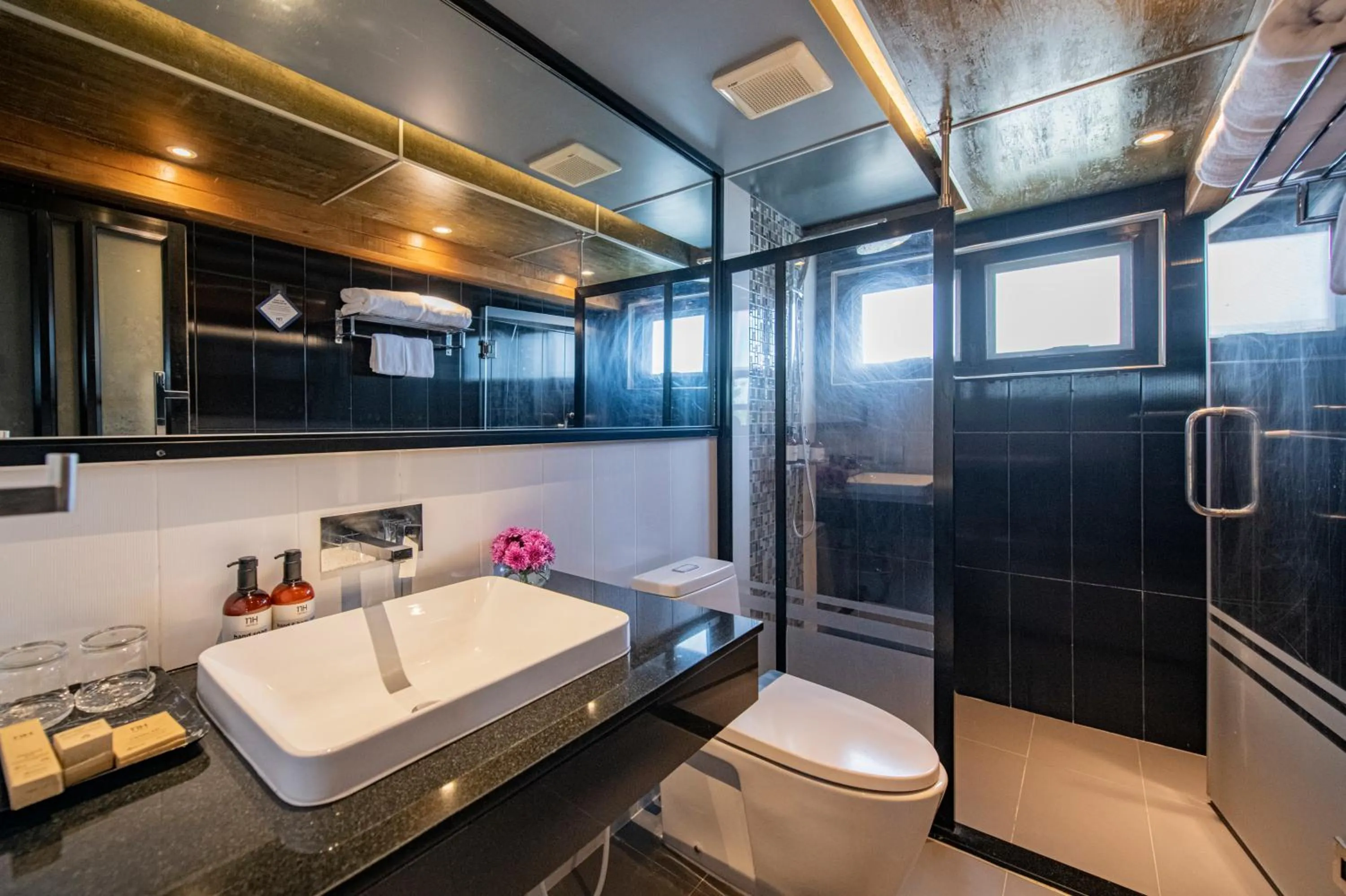 Shower in NH Boat Lagoon Phuket Resort