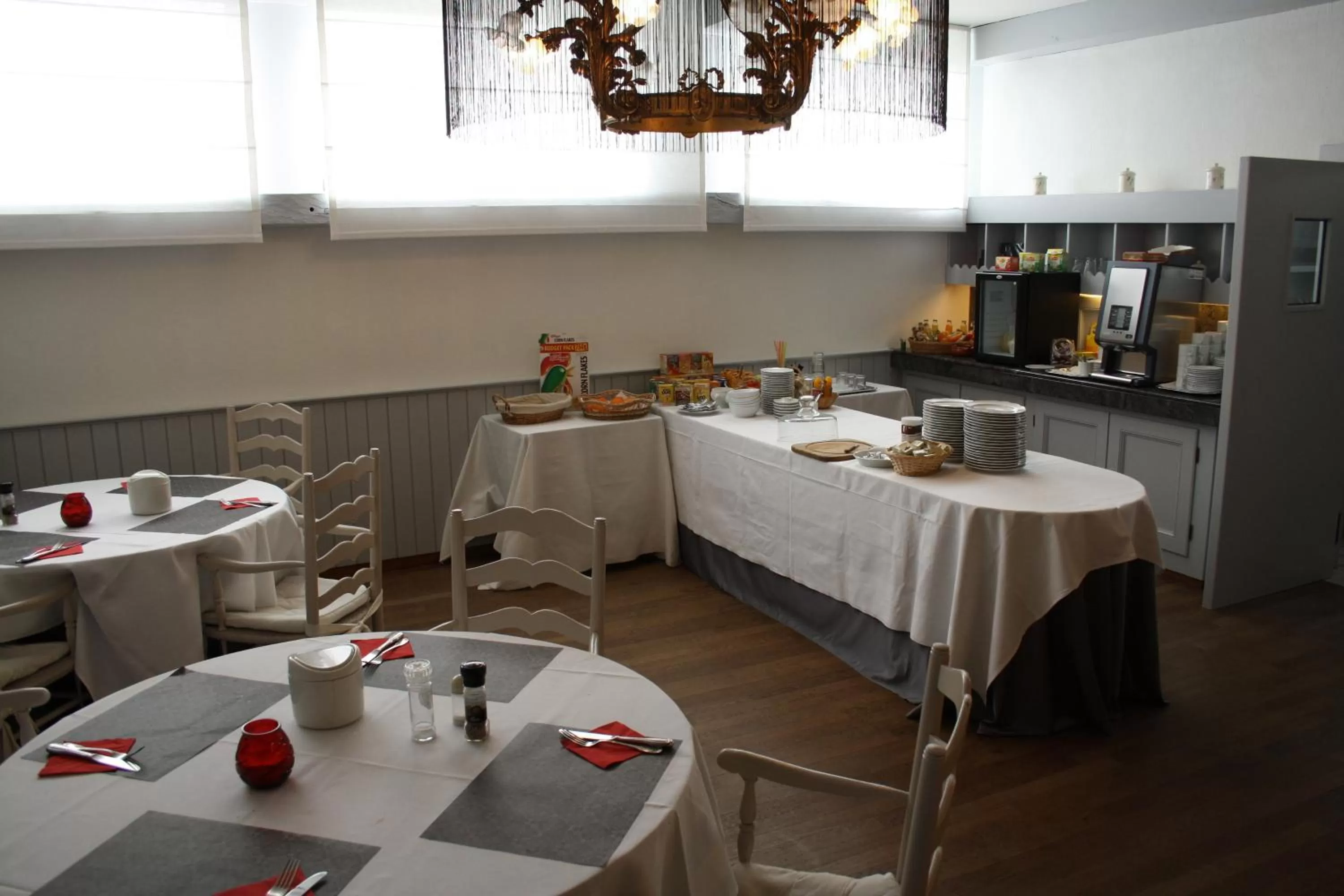 Restaurant/places to eat in Hotel Ambassade