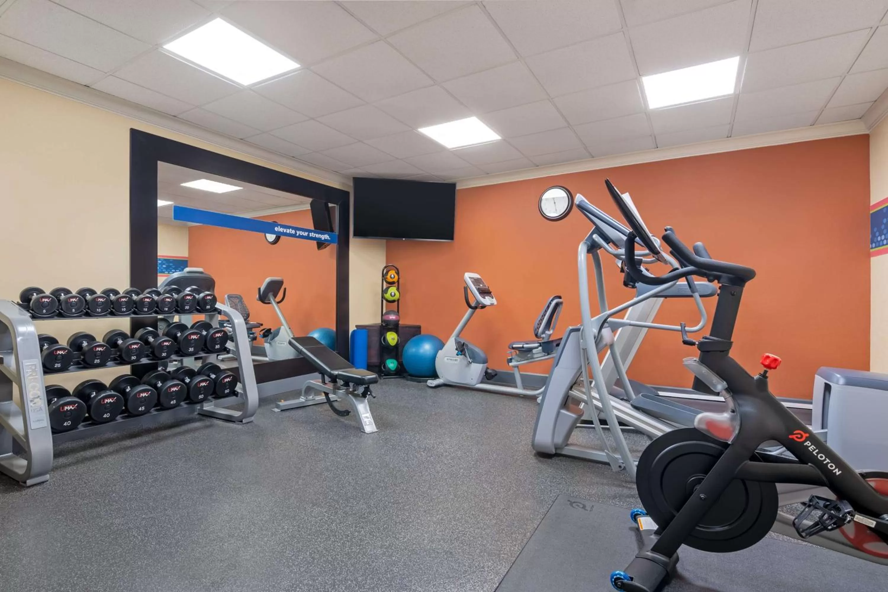 Fitness centre/facilities in Hampton Inn & Suites Stamford