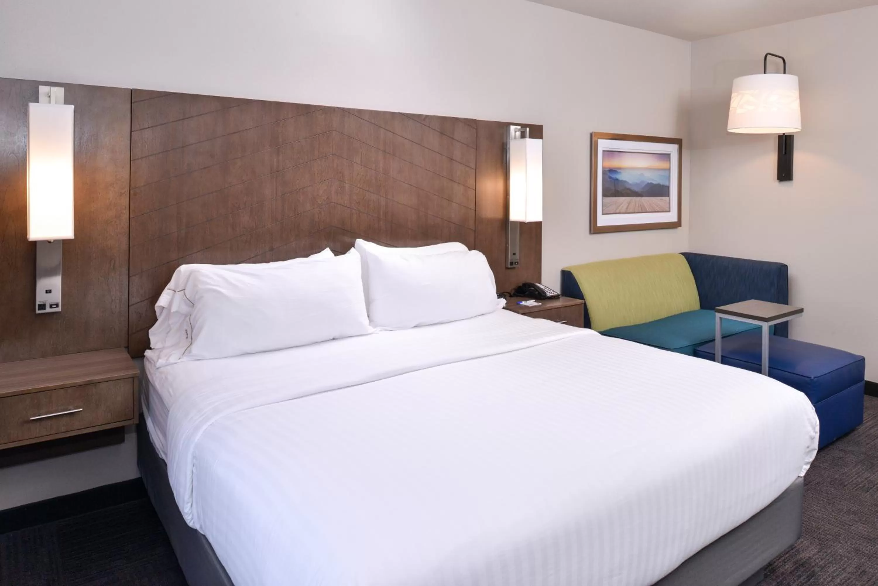 Photo of the whole room, Bed in Holiday Inn Express and Suites Bryant - Benton Area by IHG