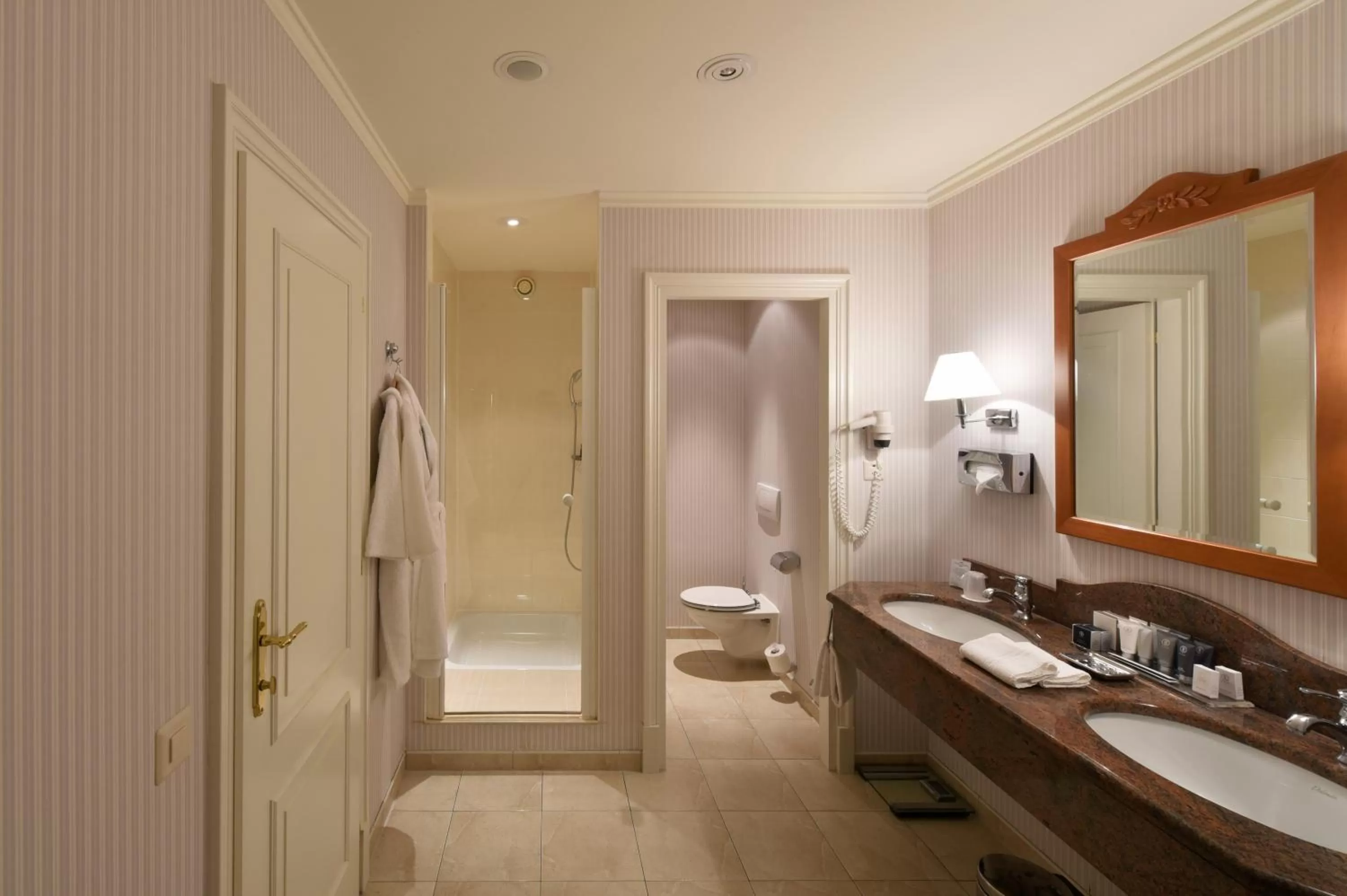 Bathroom in Hotel La Barcarolle