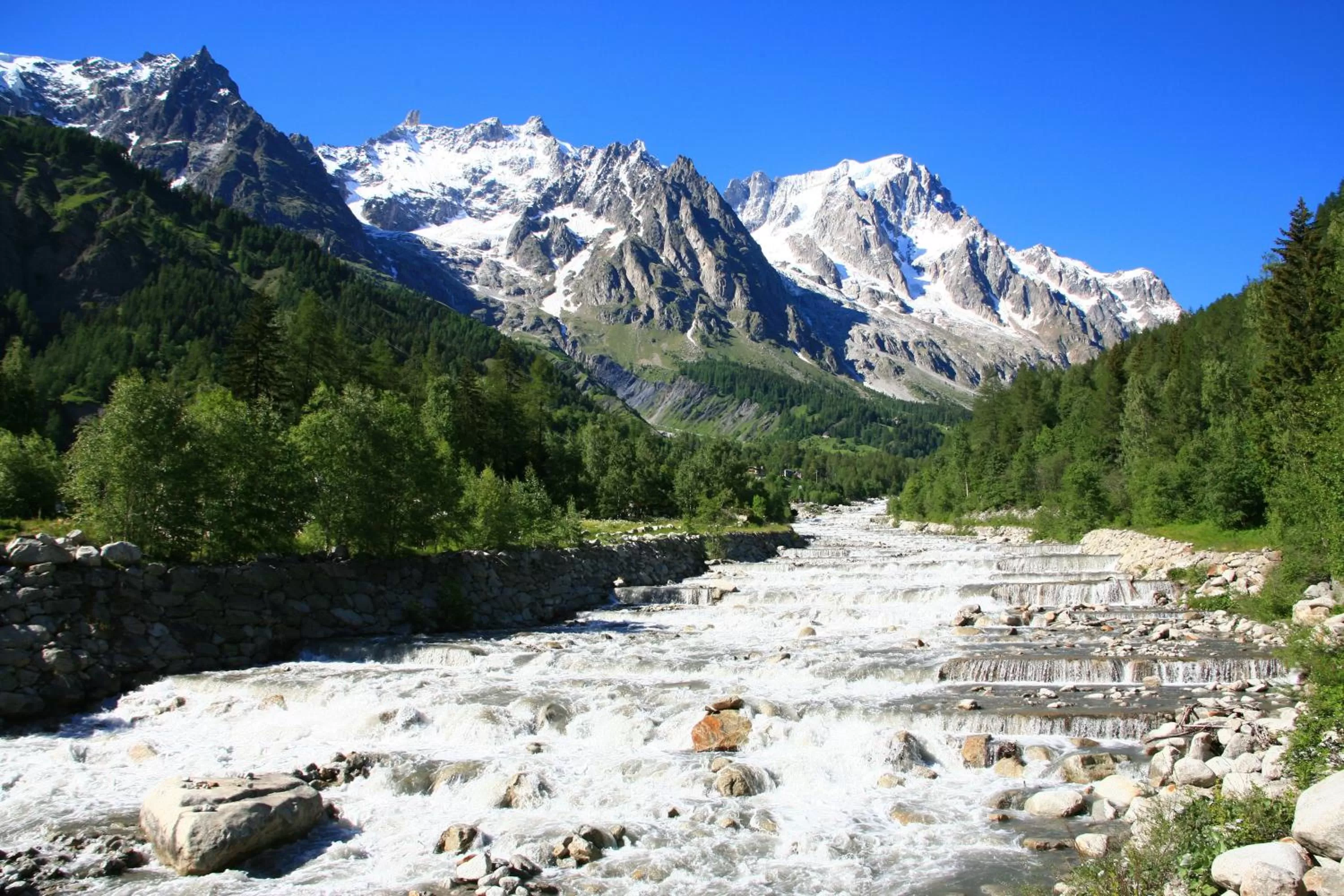 Natural landscape in Hotel Les Jumeaux Courmayeur