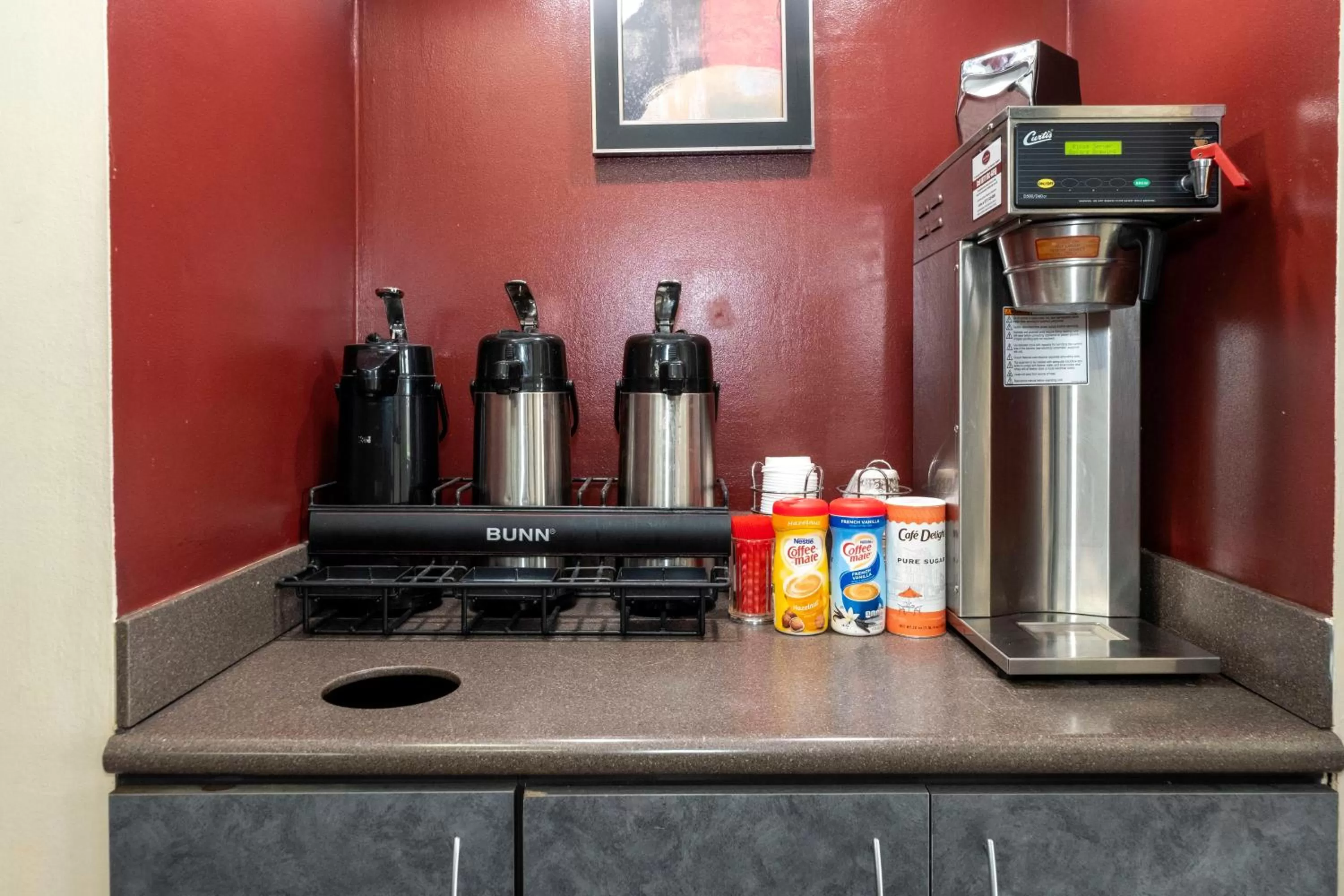 Lobby or reception, Kitchen/Kitchenette in Red Roof Inn Chicago - Lansing