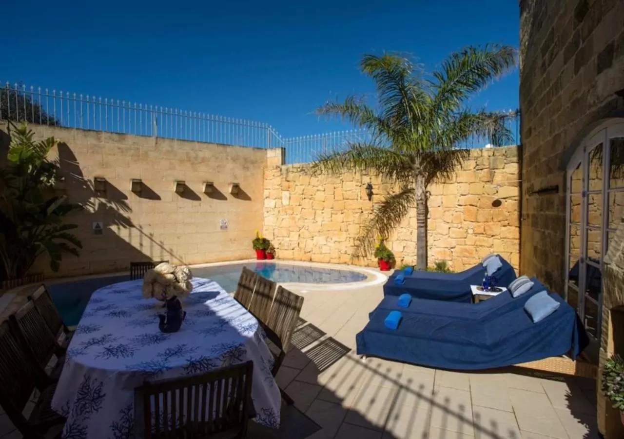 Pool view, Swimming Pool in Betty Cake B&B