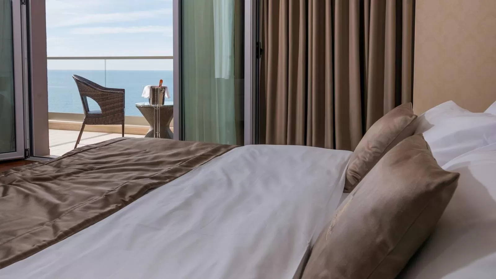Sea view, Bed in Deluxe & Executive SPA by Rafaelo