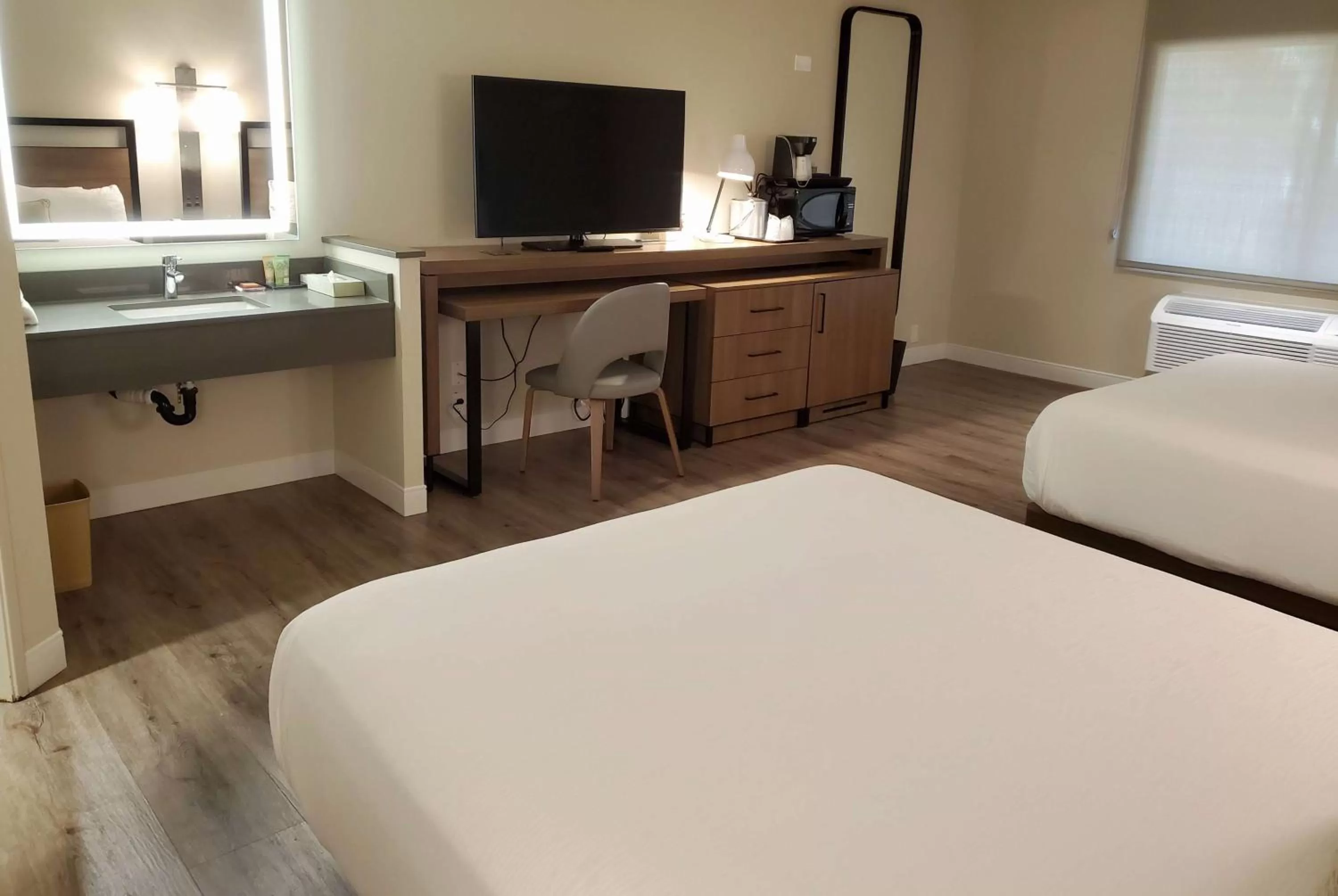 Photo of the whole room, Bed in Wyndham Garden San Diego