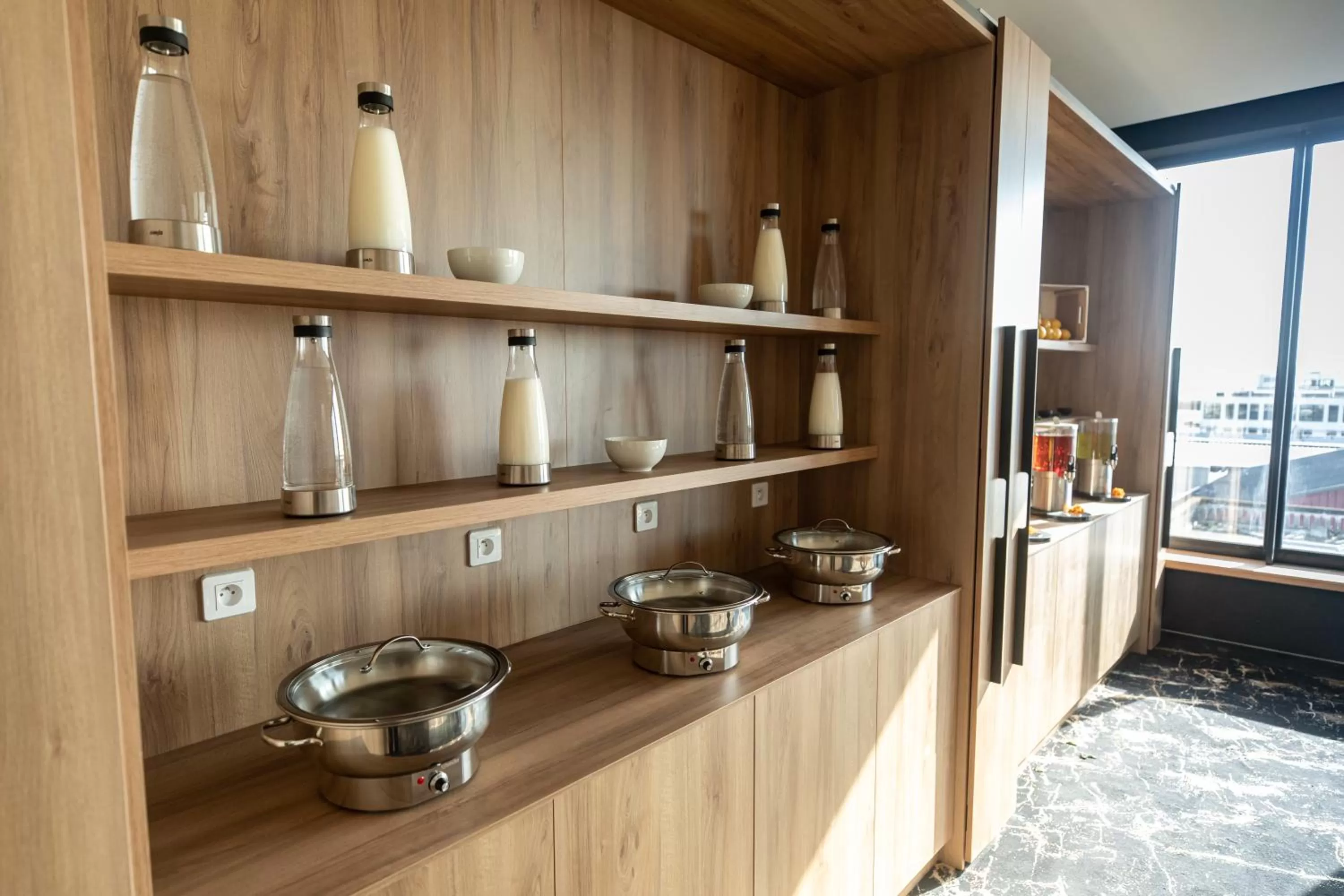 Buffet breakfast in Le Barracuda & Spa, Centre Port, pieds dans l'eau, vue mer