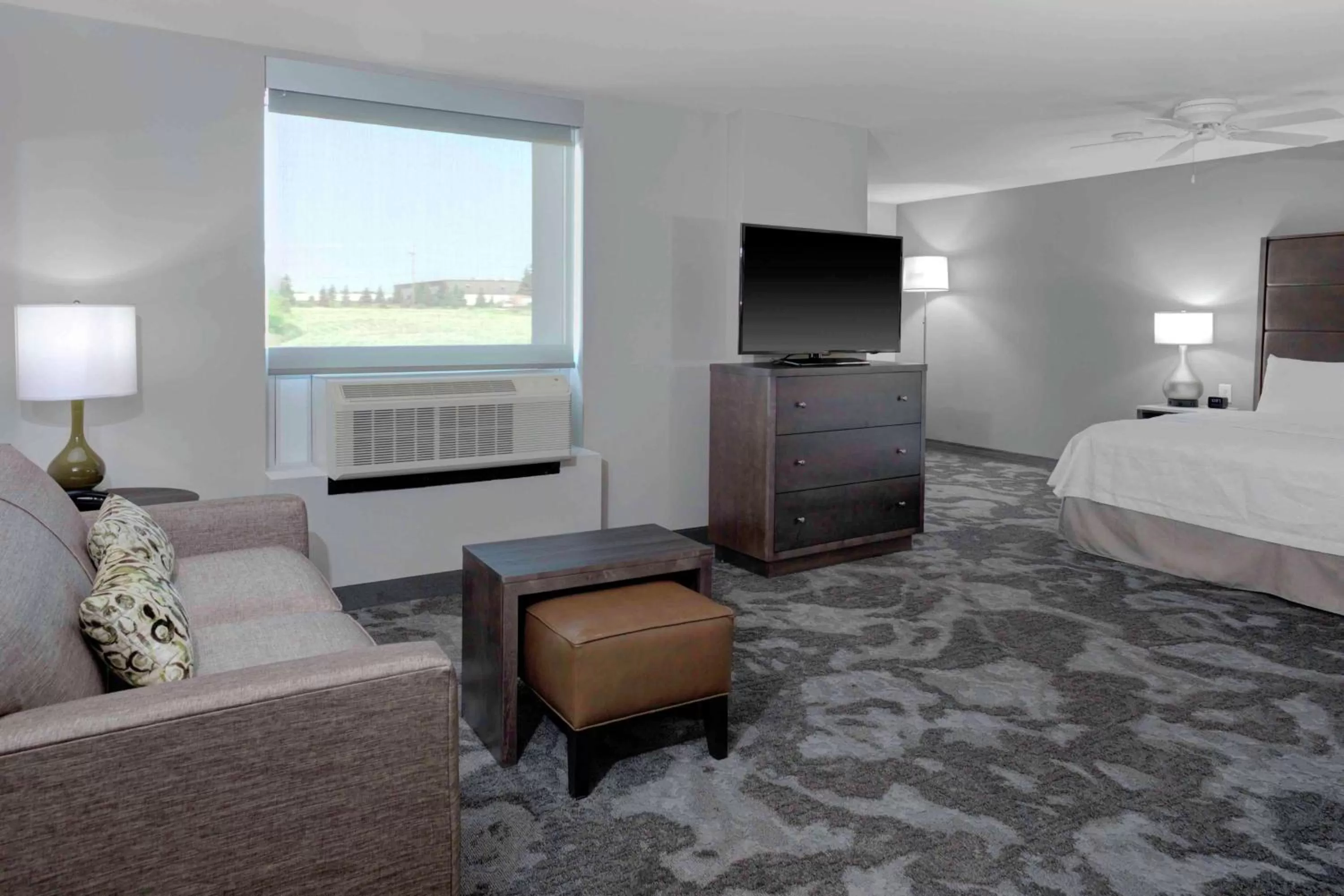 Living room, Bed in Homewood Suites By Hilton Lansing Eastwood