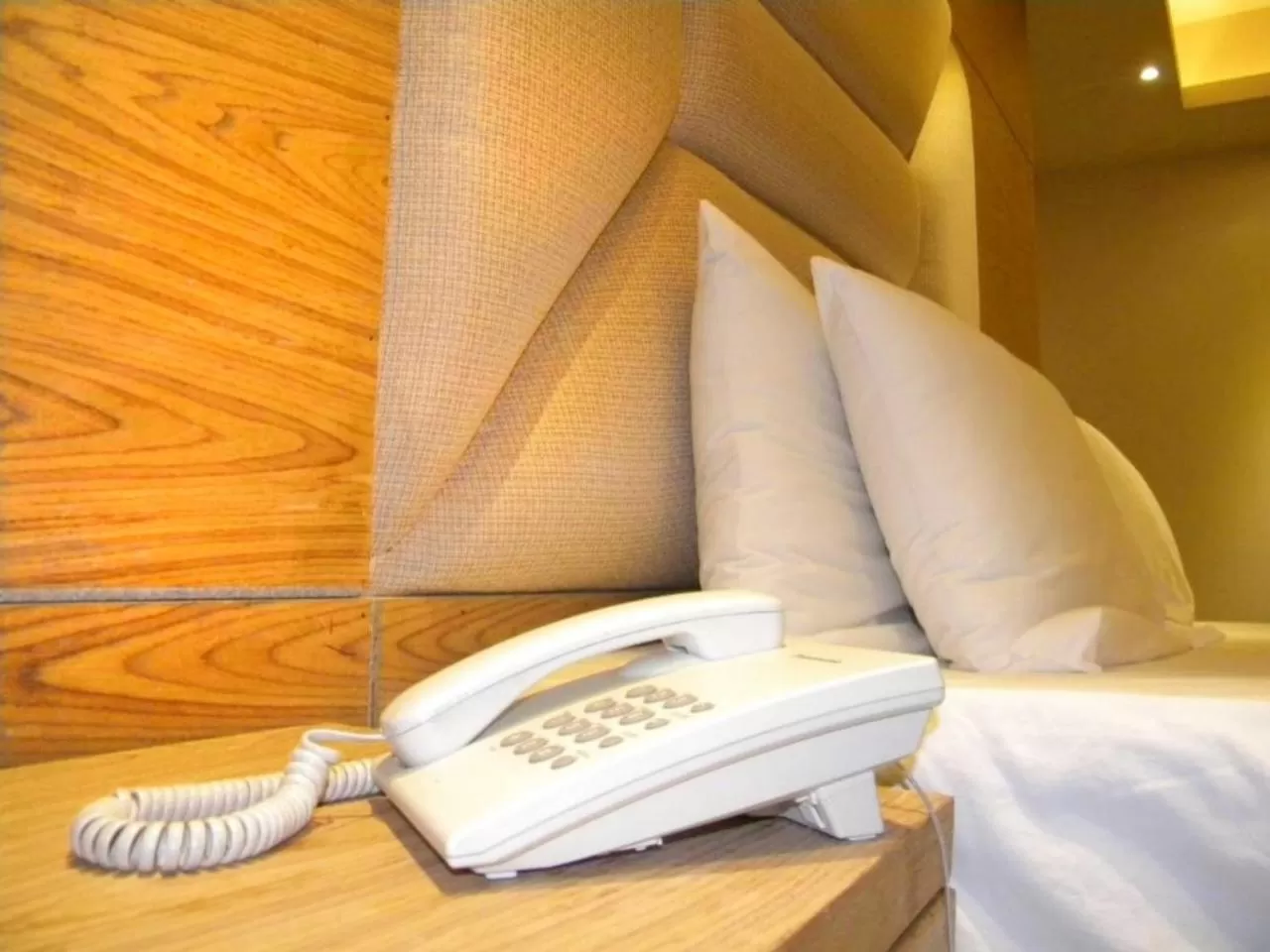 Bed in Hotel Afford Inn