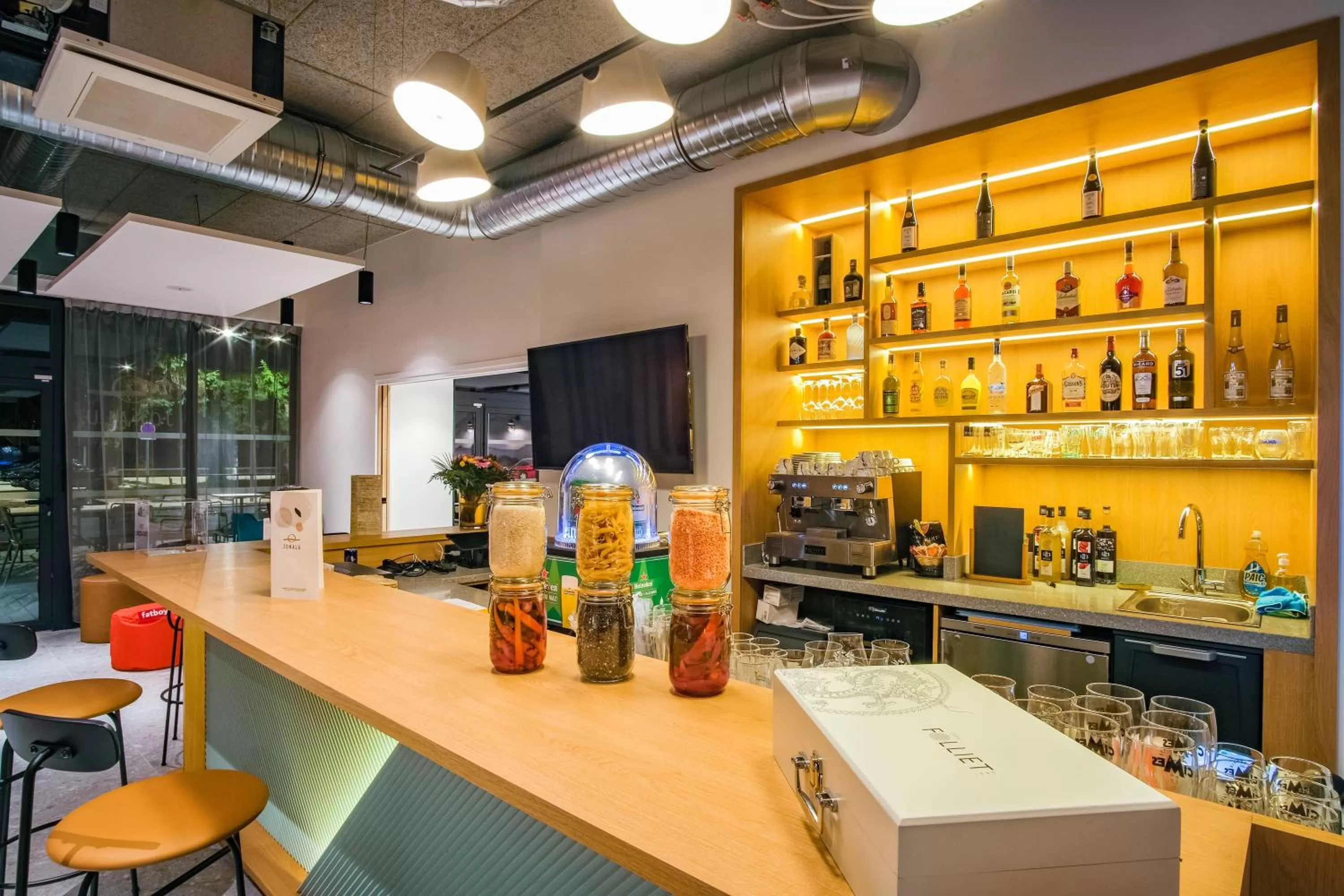 Lounge or bar in ibis Styles Albertville