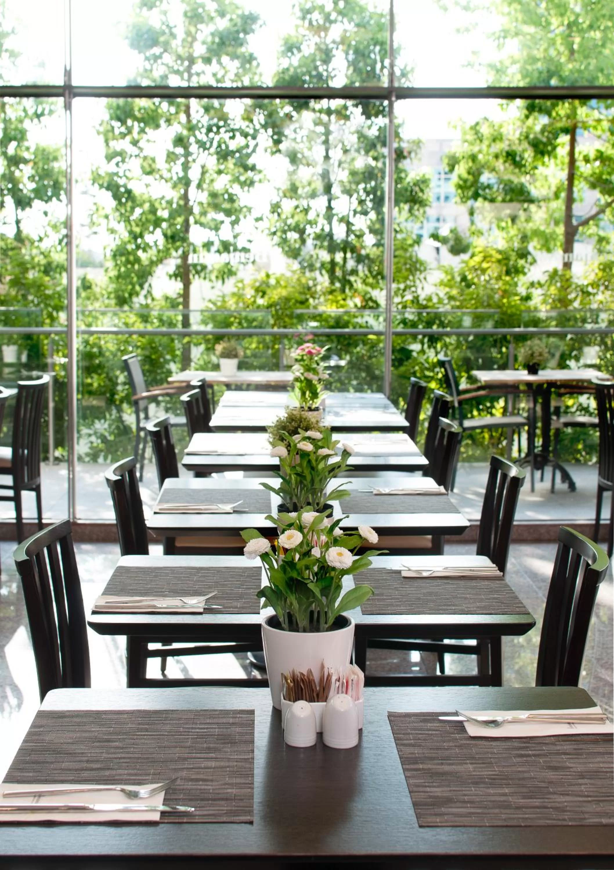 Restaurant/places to eat in Benjamin Business Hotel