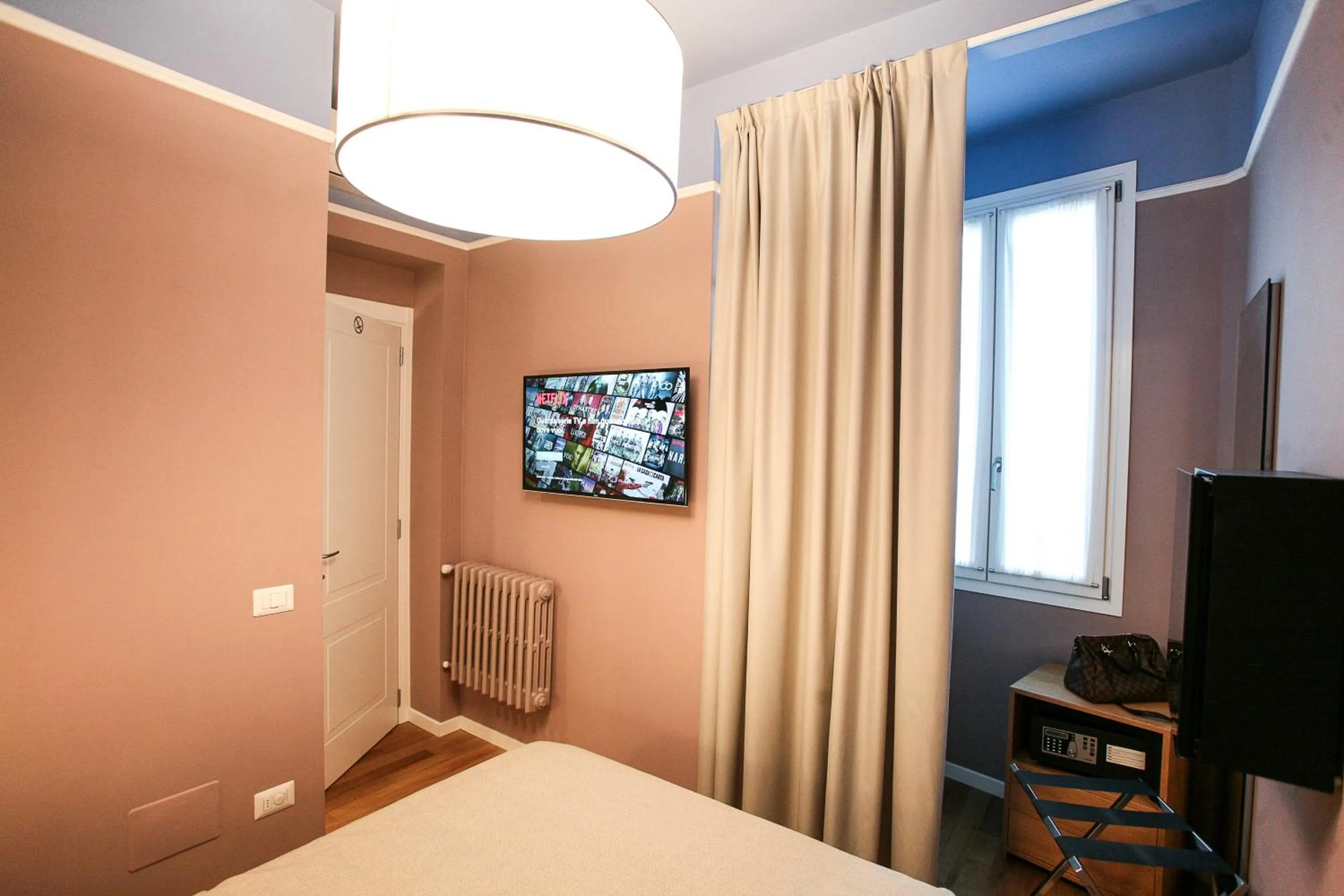 TV and multimedia, Bed in Hotel Il Sole
