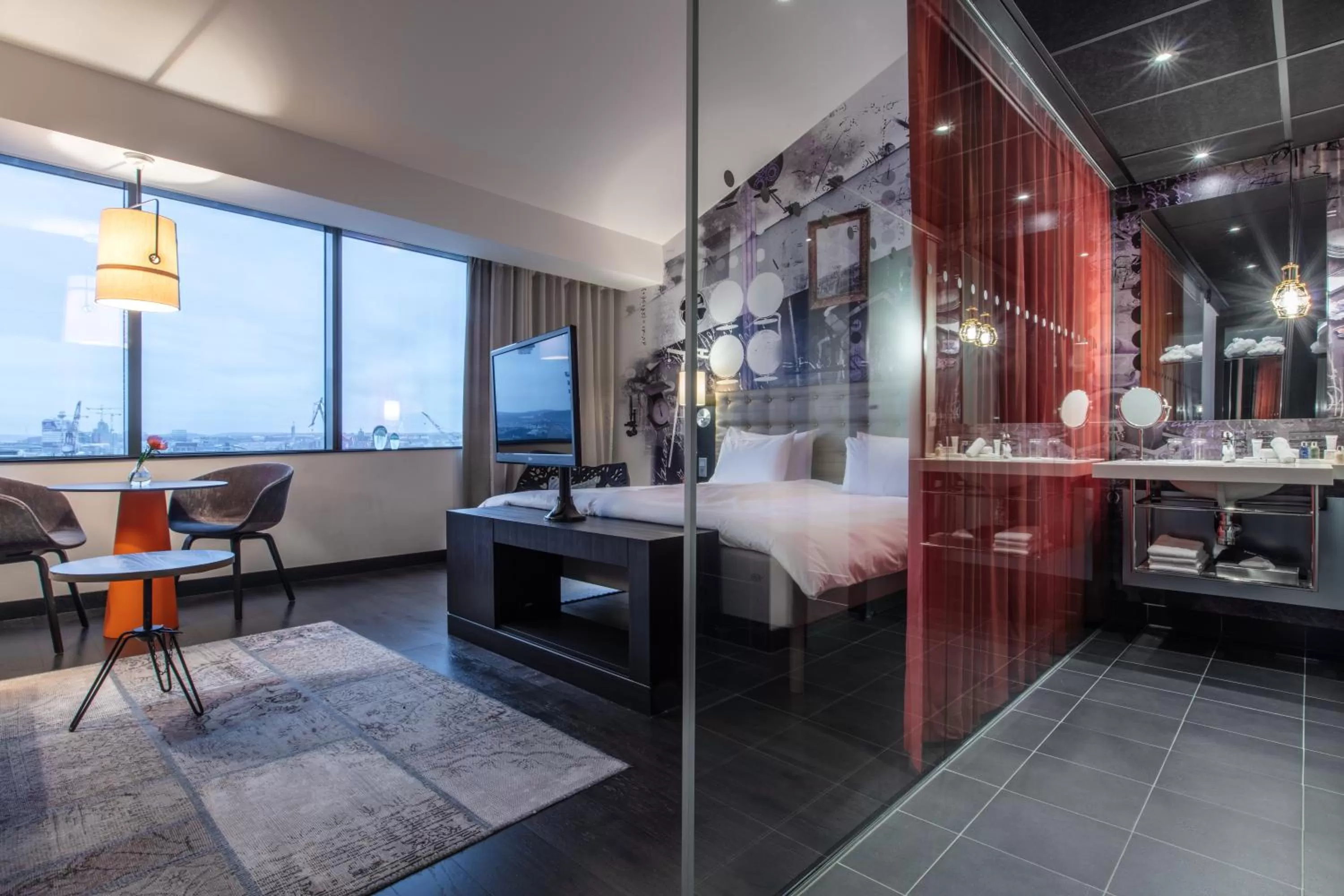 Bathroom, Bed in Radisson Blu Riverside Hotel