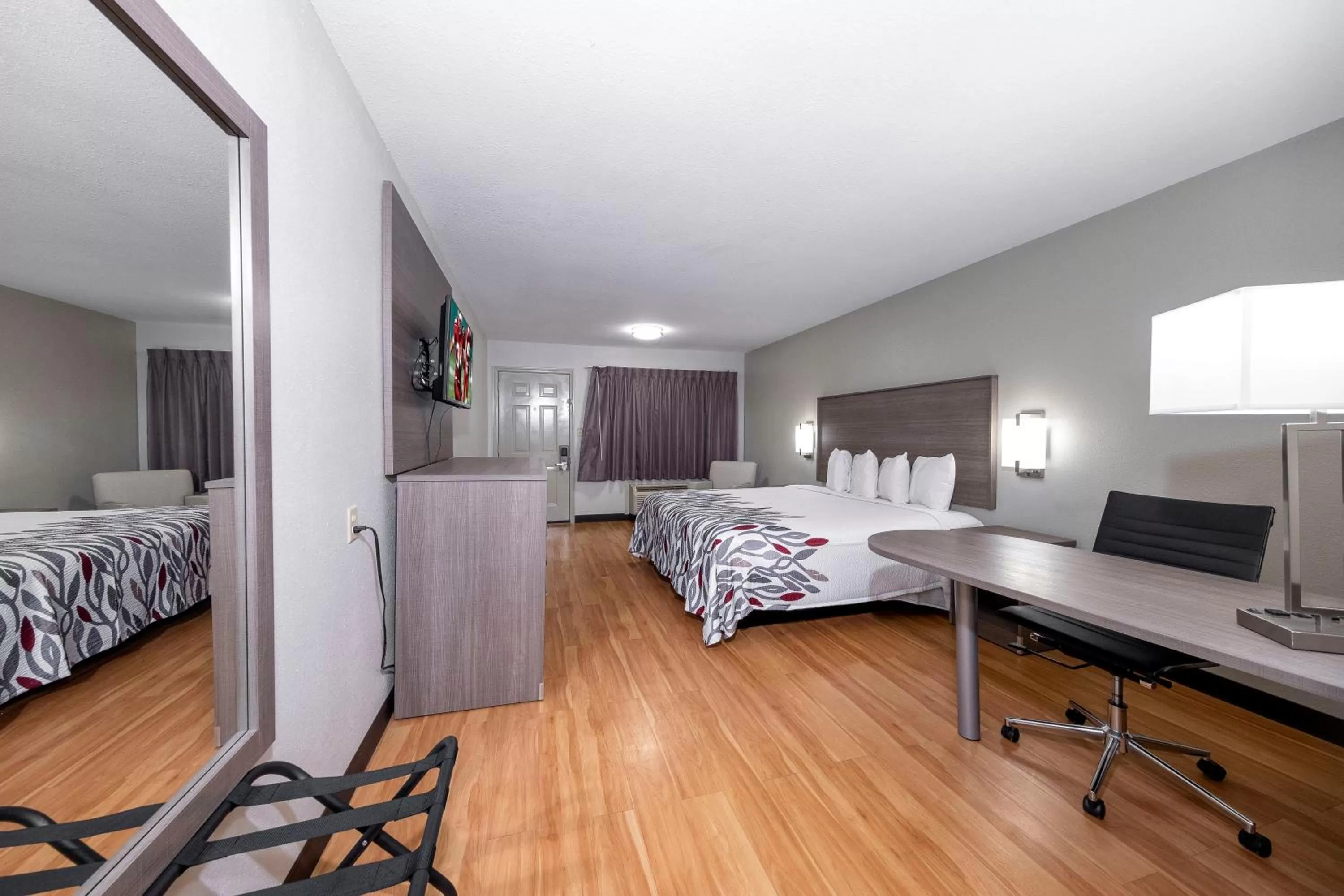 Photo of the whole room, Bed in Red Roof Inn Bay Minette