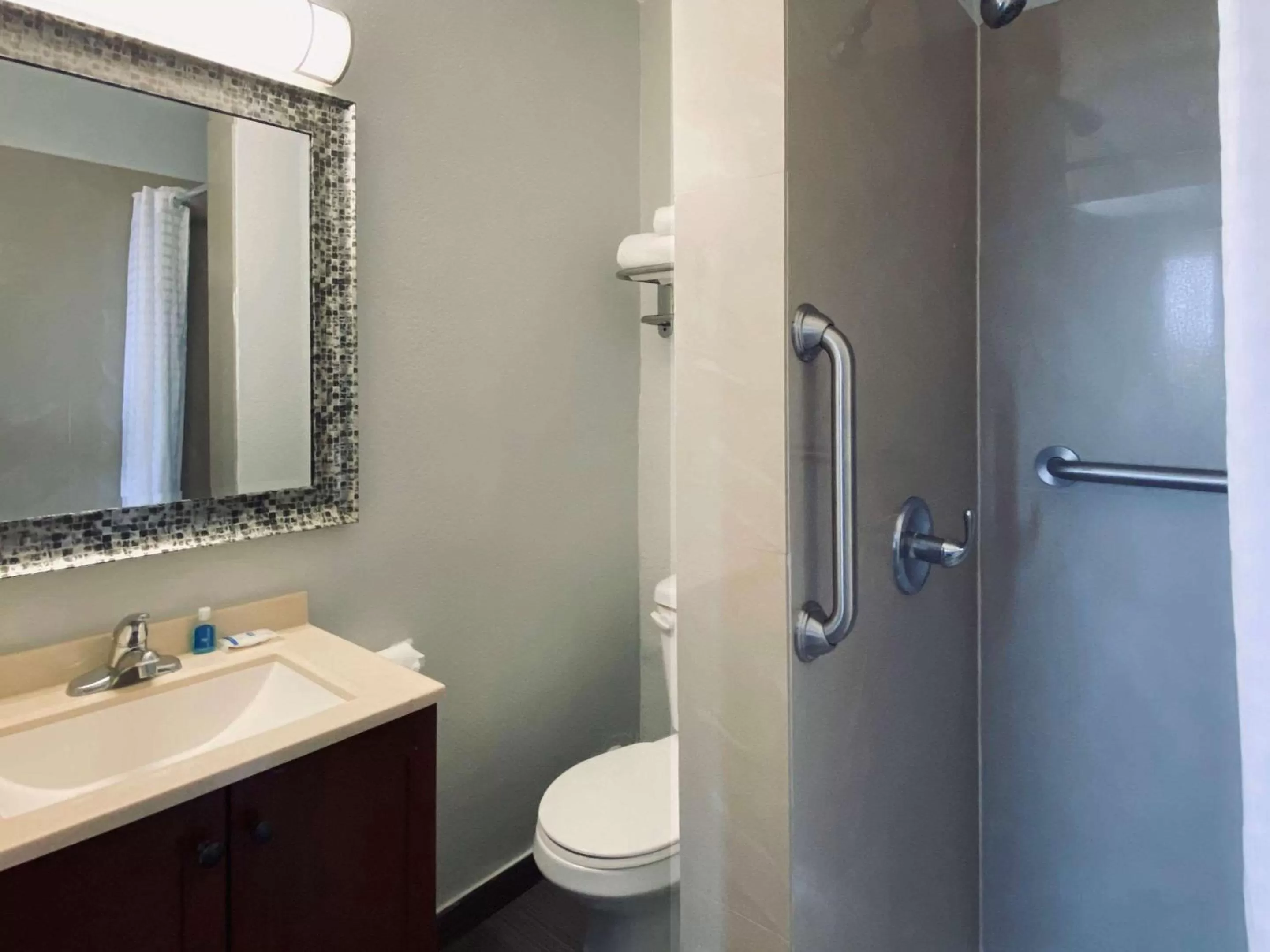 Bathroom in Rodeway Inn Old Town Scottsdale