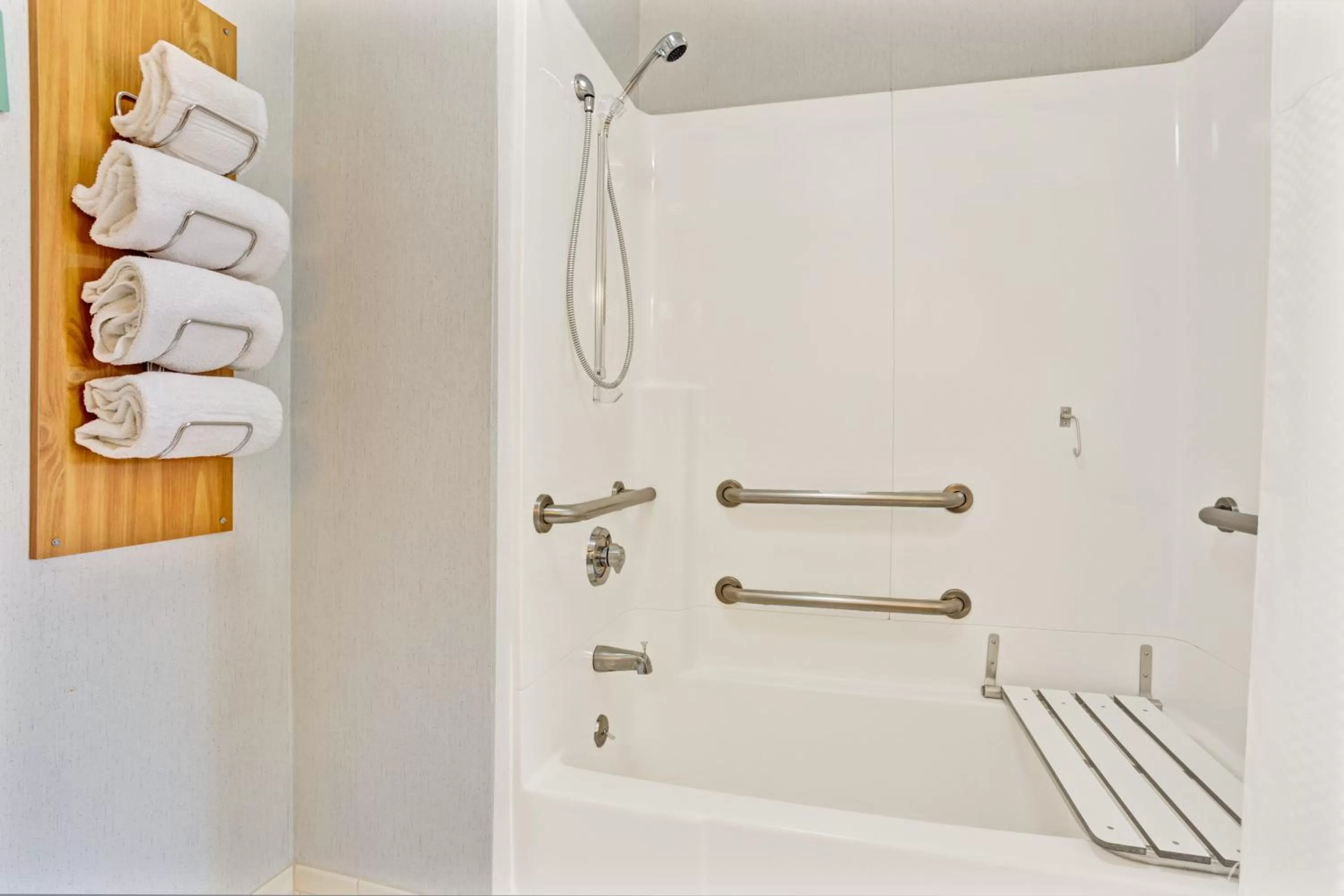 Queen Room with Mobility/Hearing Access - Non-Smoking in Travelodge by Wyndham Mill Valley/Sausalito