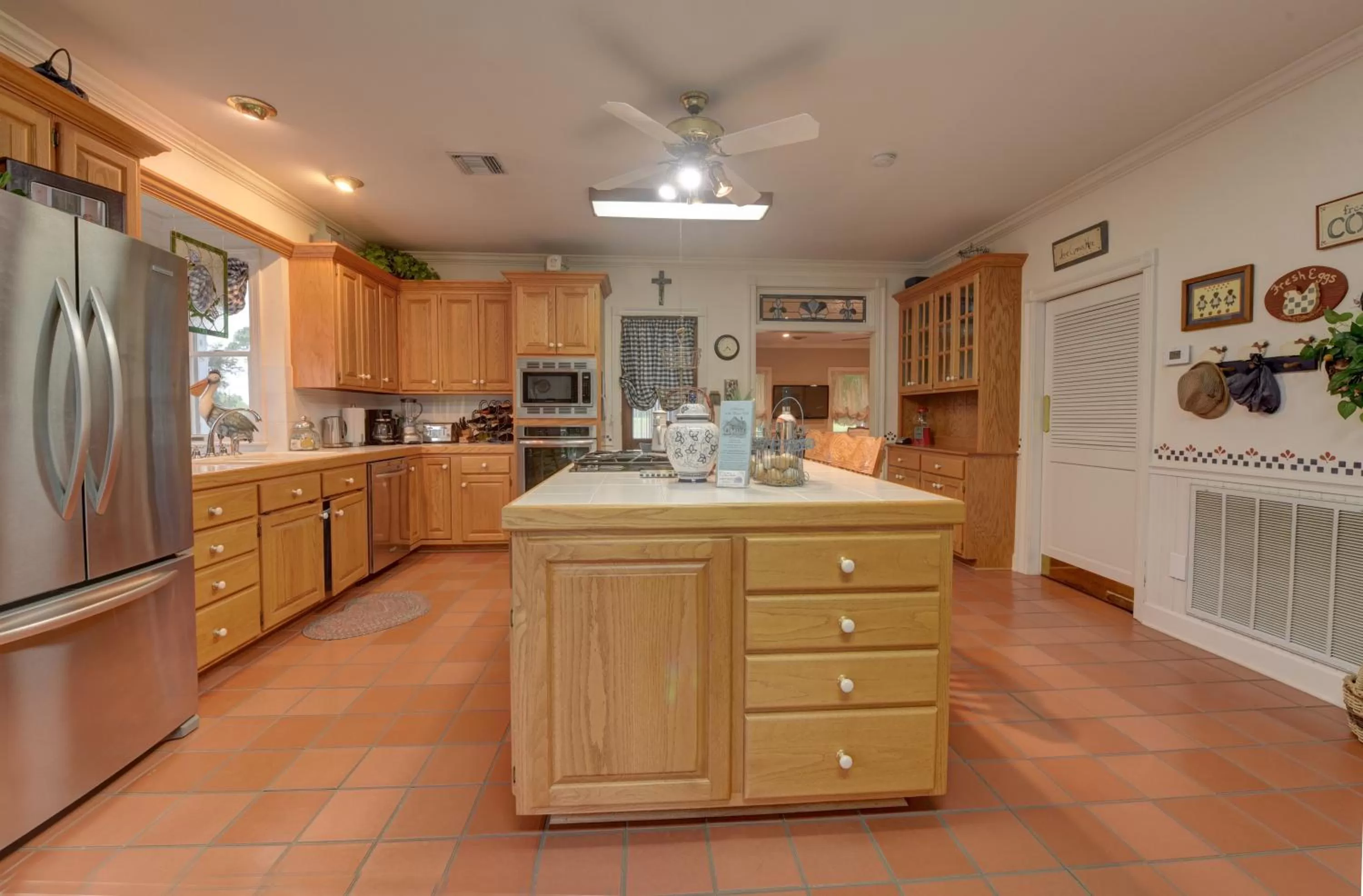 Kitchen or kitchenette, Kitchen/Kitchenette in A Chateau on the Bayou Bed & Breakfast