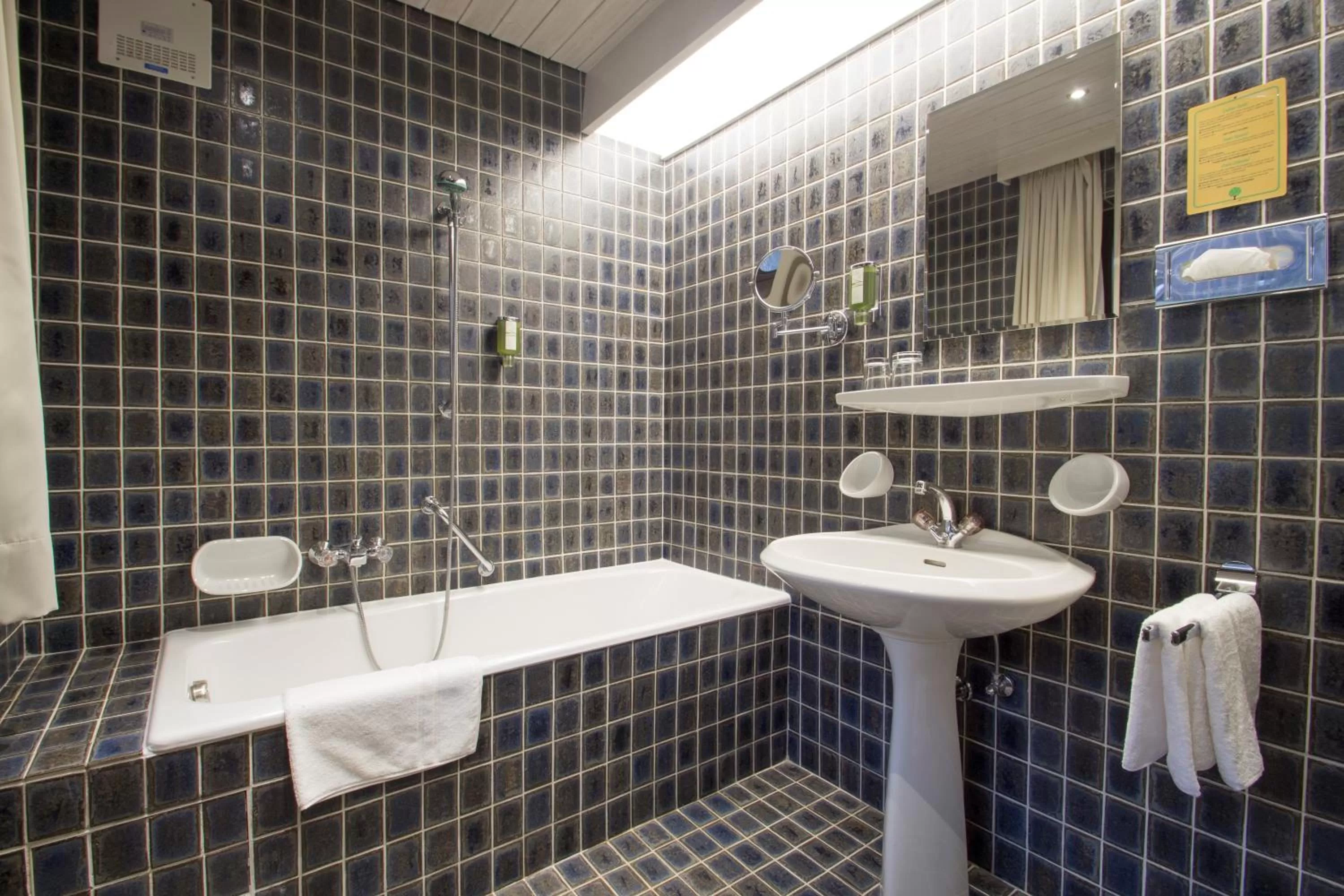 Bathroom in Hotel Garni Römerhof