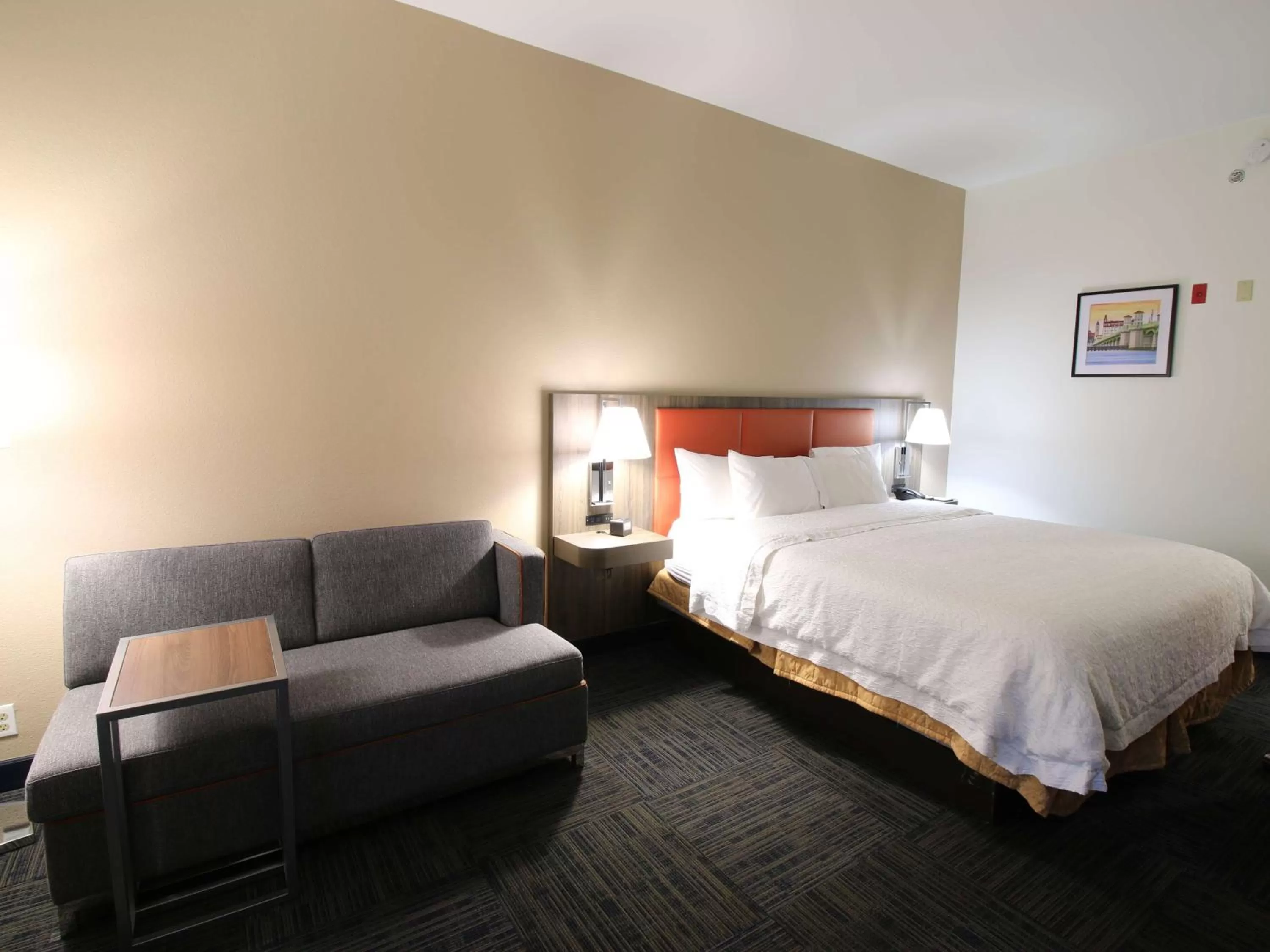 Living room, Bed in Hampton Inn Saint Augustine-I-95