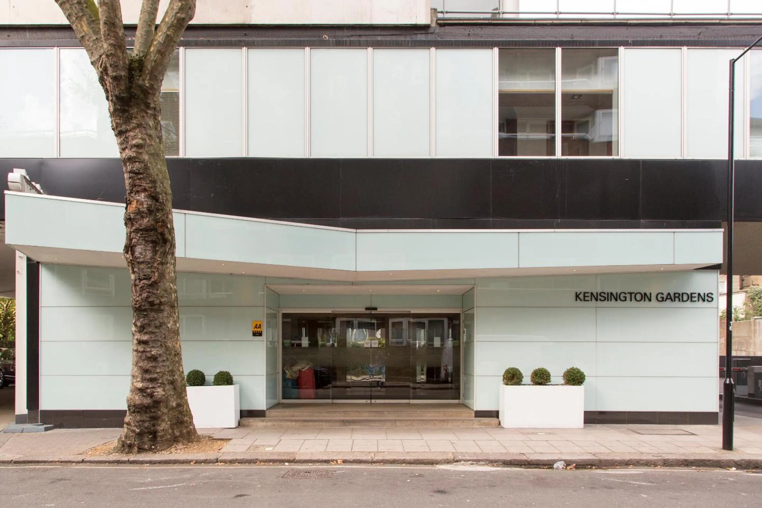 Property building in Thistle London Hyde Park Kensington Gardens