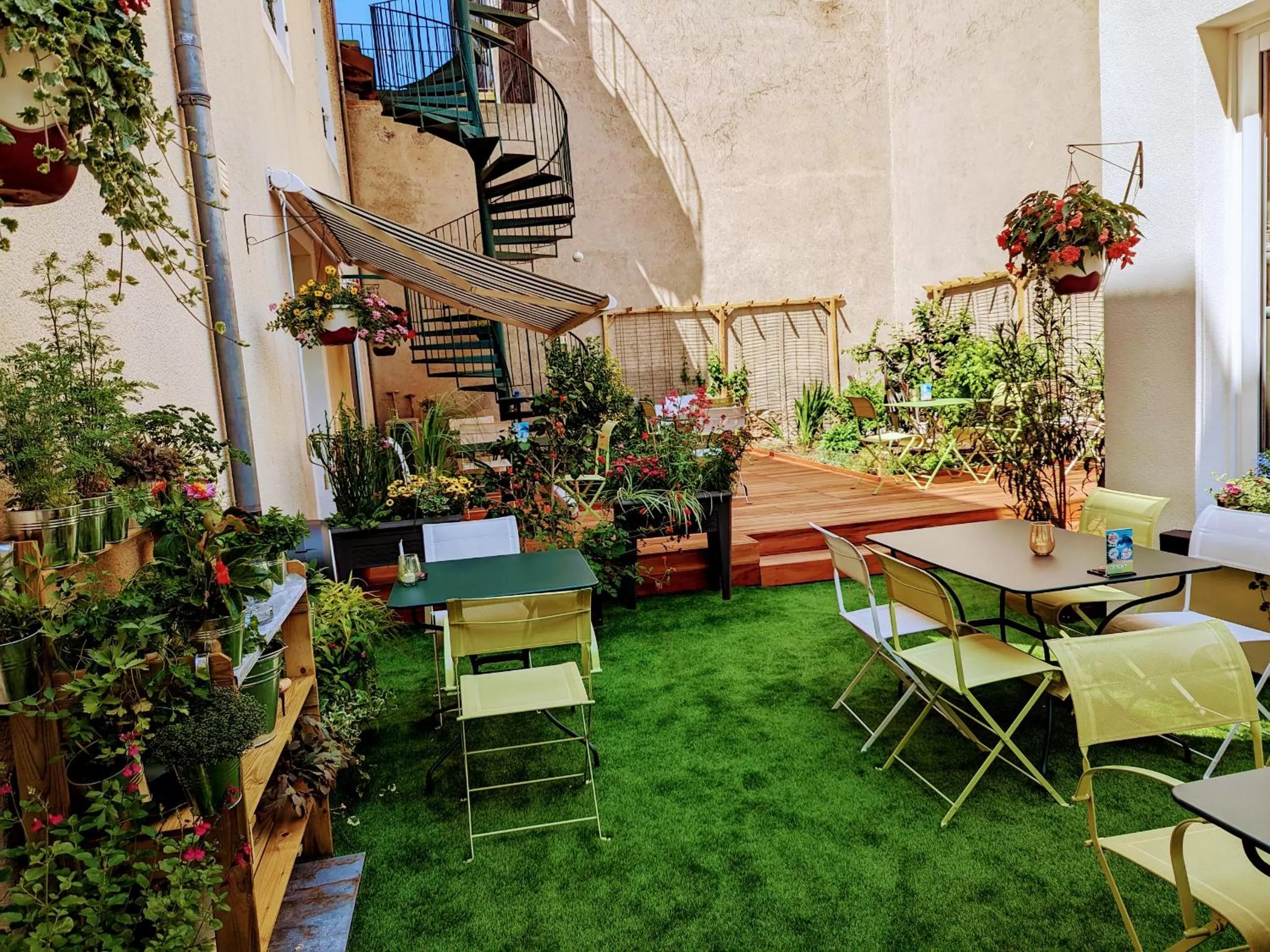 Patio in HOTEL ARVERNA VICHY - ClT'HOTEL