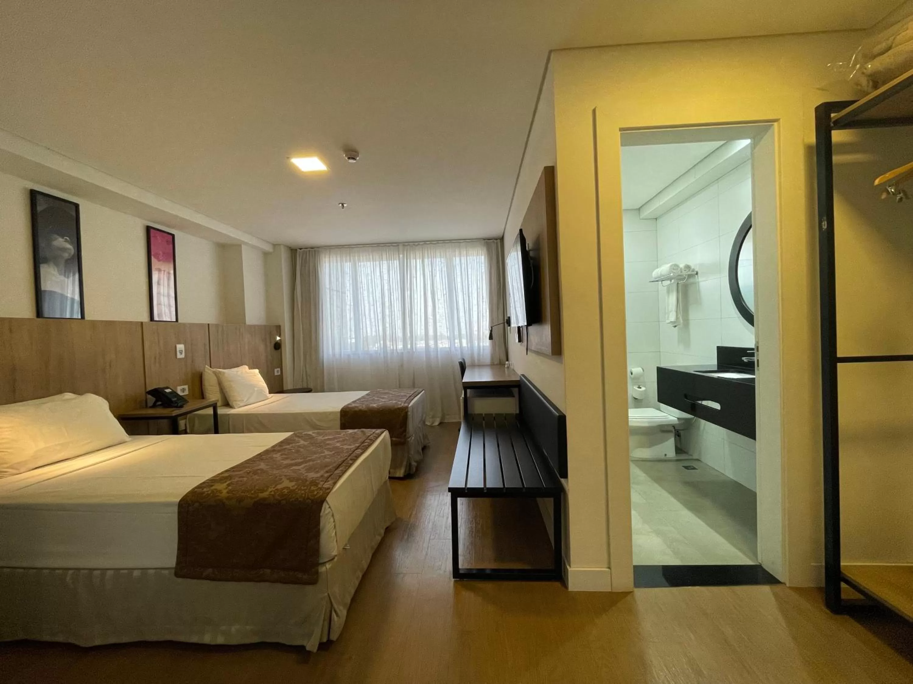 Photo of the whole room, Bed in Transamerica Executive Maringá