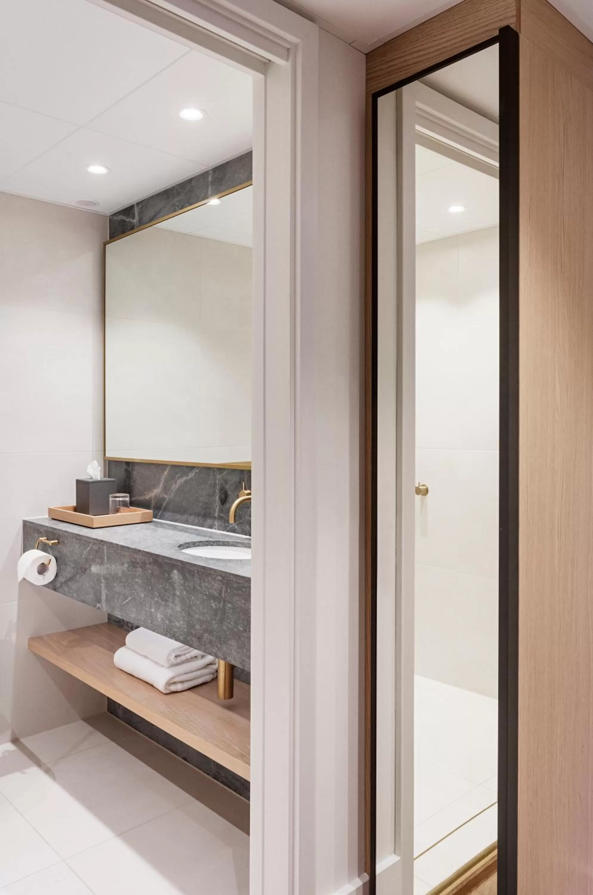 Bathroom, Bed in Copenhagen Admiral Hotel