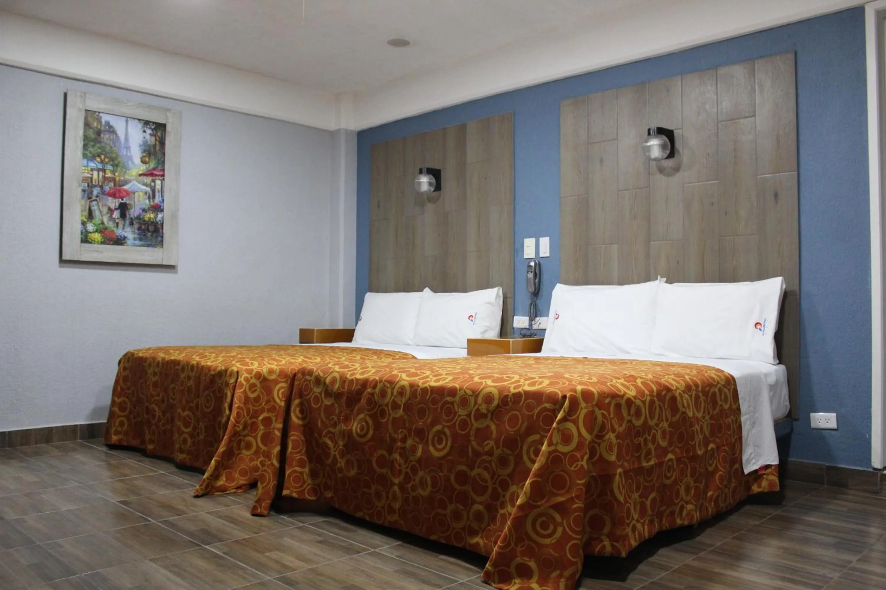 Photo of the whole room, Bed in Hotel Central