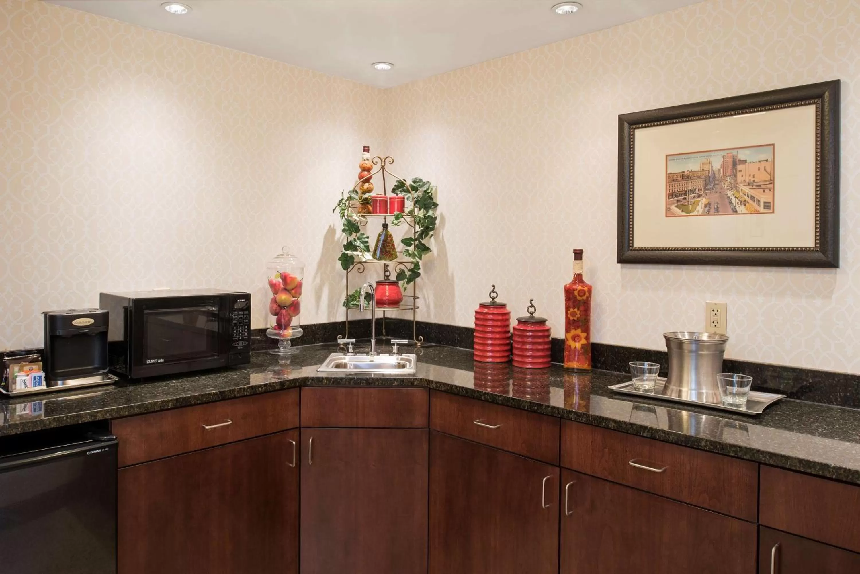 Kitchen or kitchenette in DoubleTree by Hilton Hotel Grand Rapids Airport