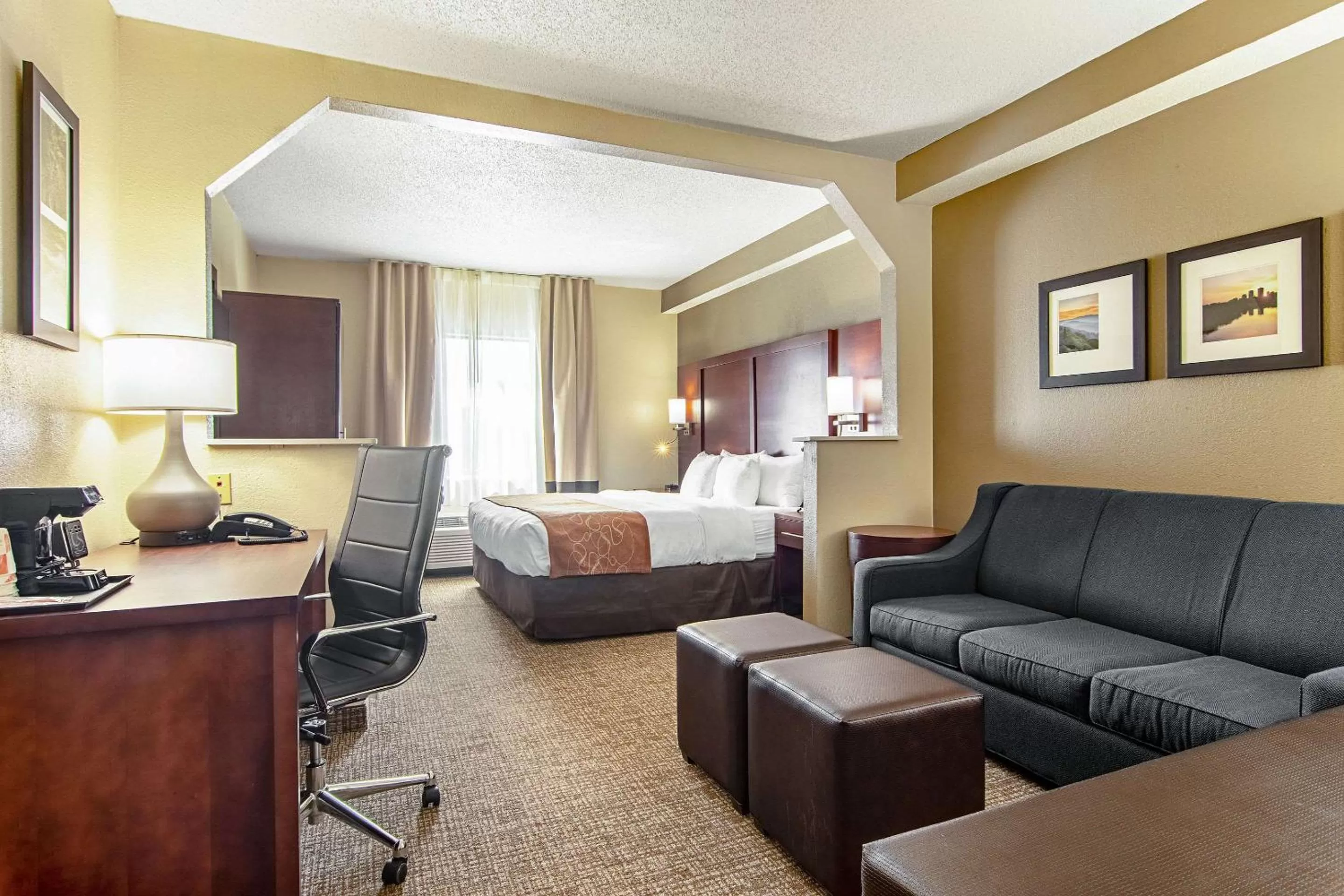 Photo of the whole room, Bed in Comfort Suites Knoxville Airport