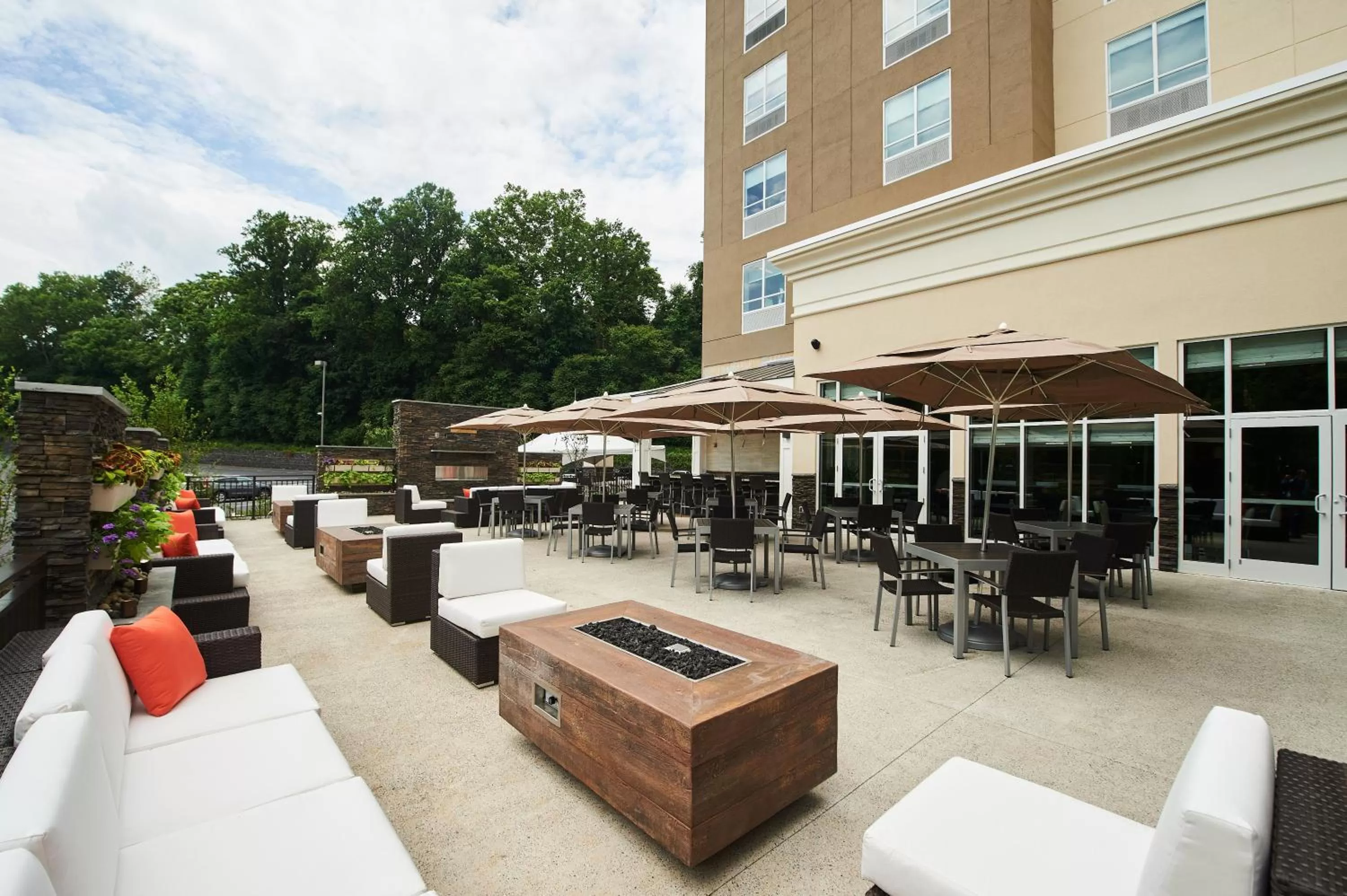 Lounge or bar in Holiday Inn & Suites Philadelphia W - Drexel Hill by IHG