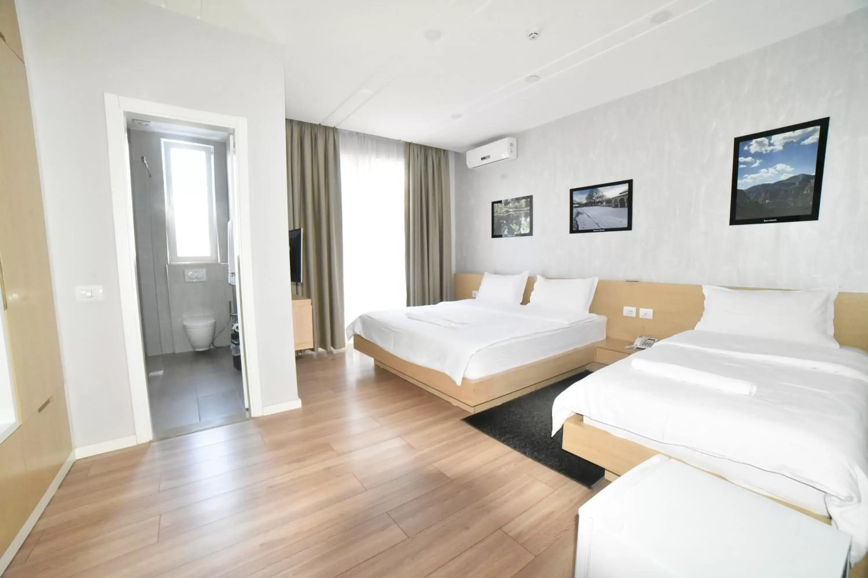 Deluxe Double Room (2 Adults + 1 Child) in Hotel Auto Grill Roberti Deluxe Double Room (2 Adults + 1 Child) in Hotel Auto Grill Roberti