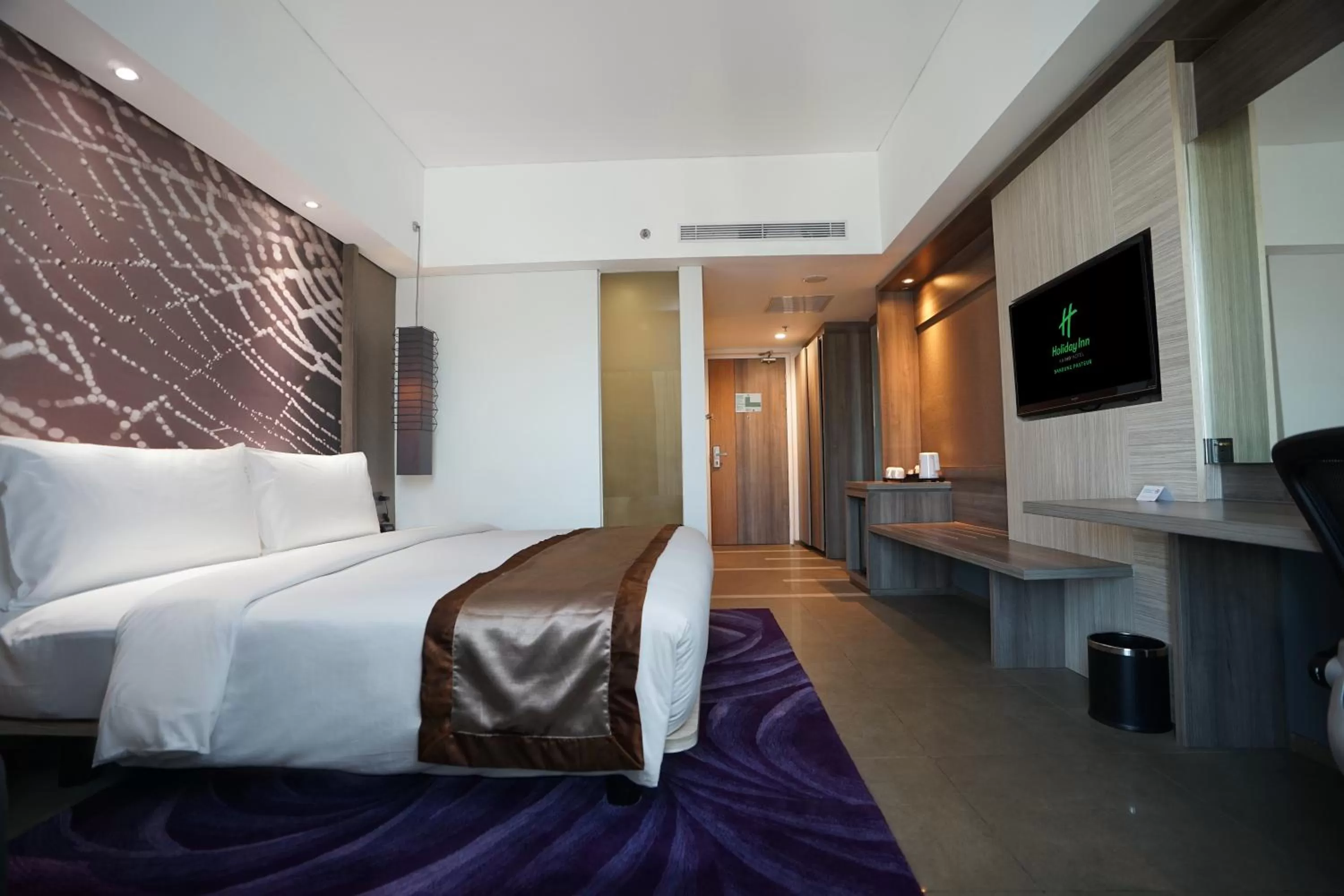 Bed in Holiday Inn Bandung Pasteur by IHG