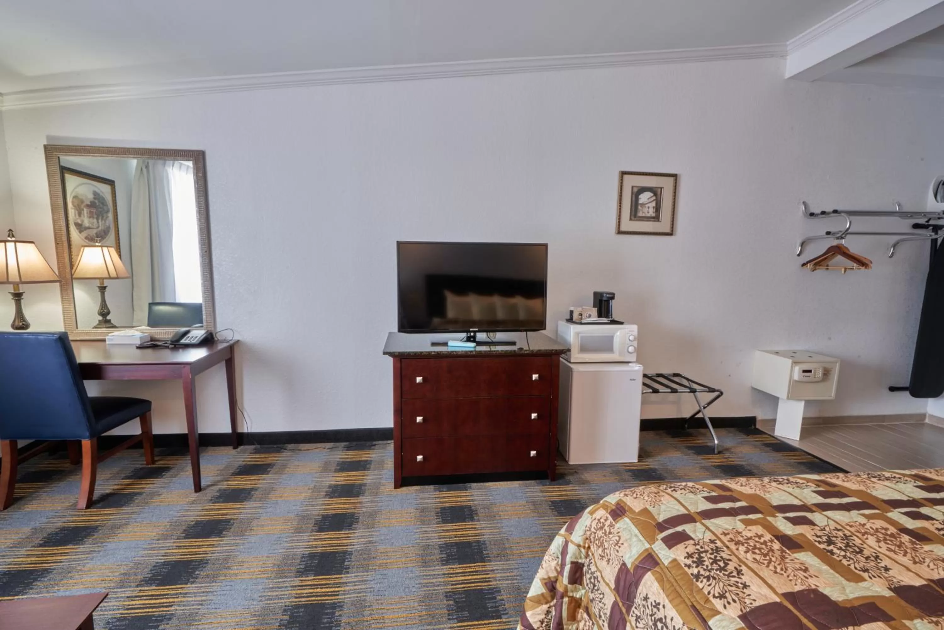 Bed in Riverview Inn & Suites