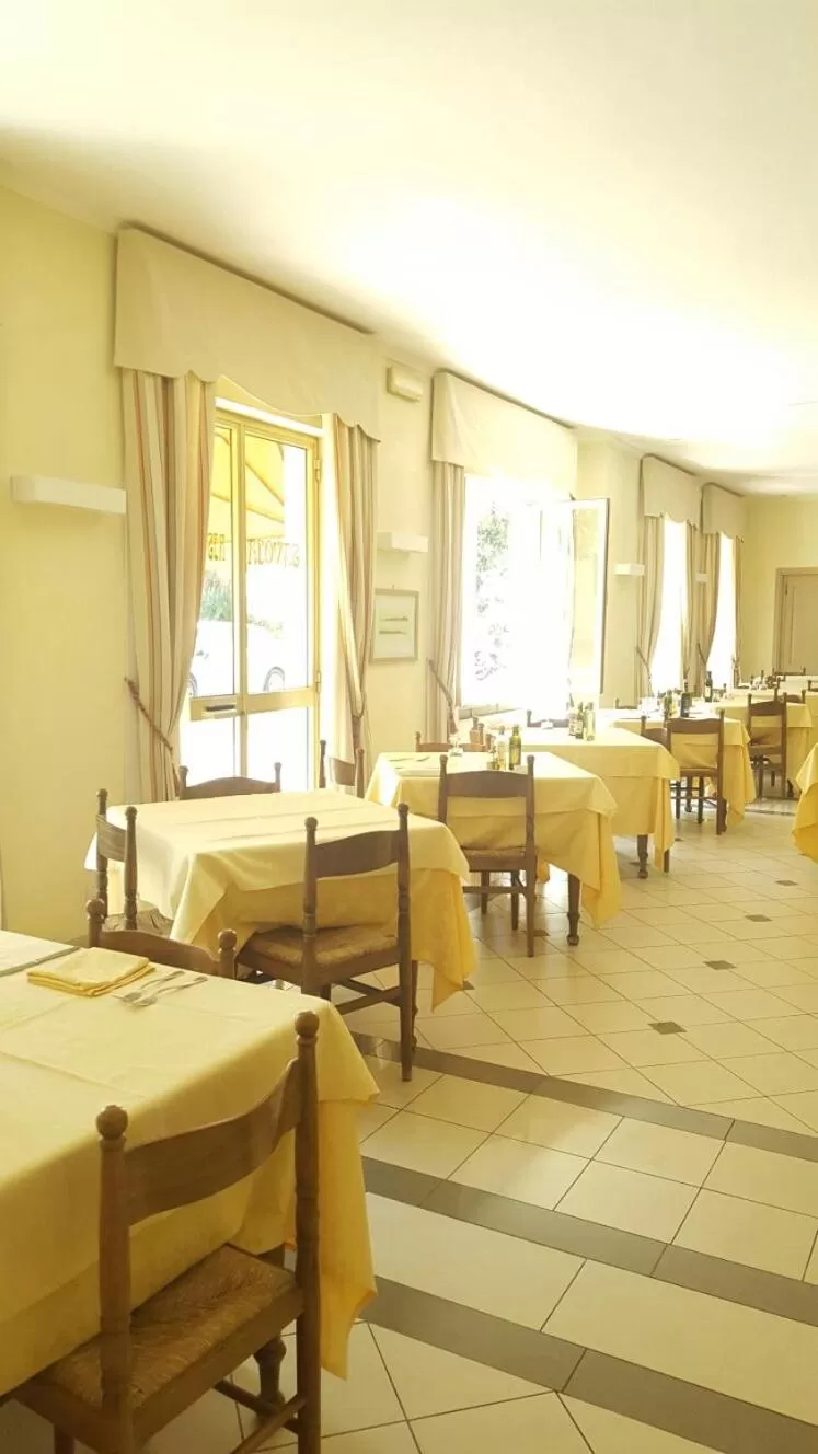 Restaurant/places to eat in Albergo Savoia