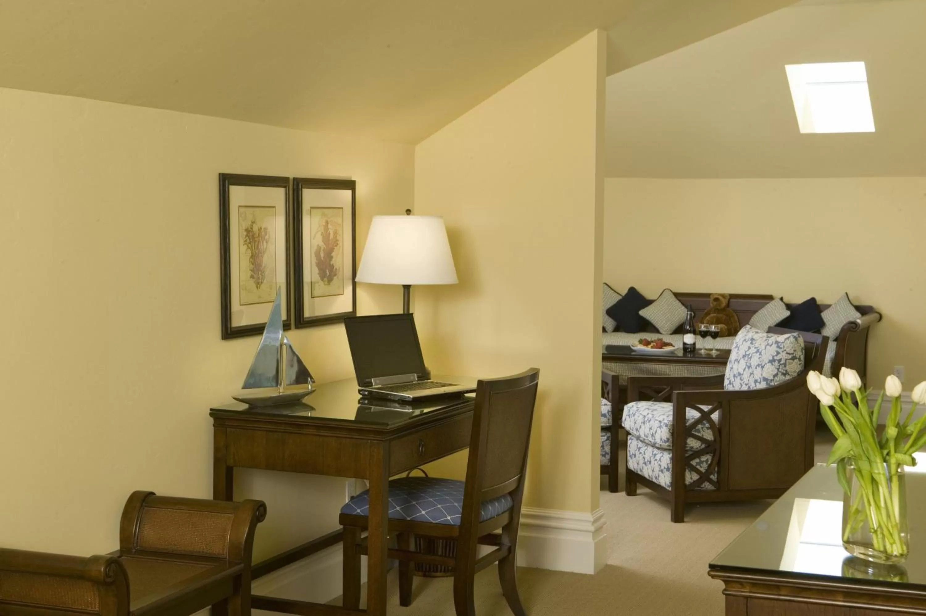 Living room, Bed in West Cliff Inn, A Four Sisters Inn