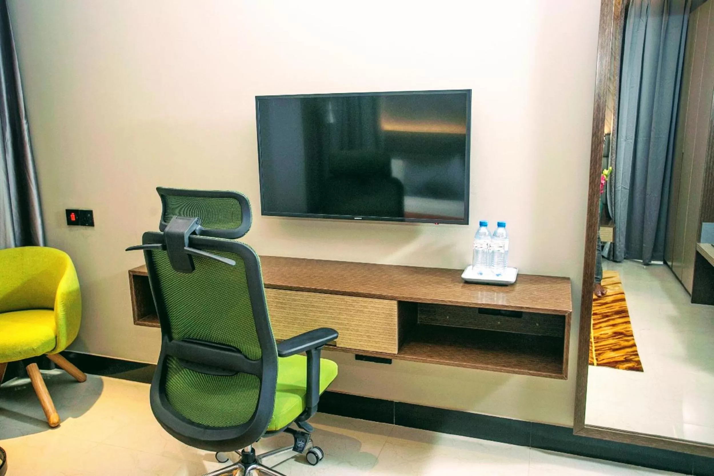 TV and multimedia in Hotel Omni Residency Dhaka