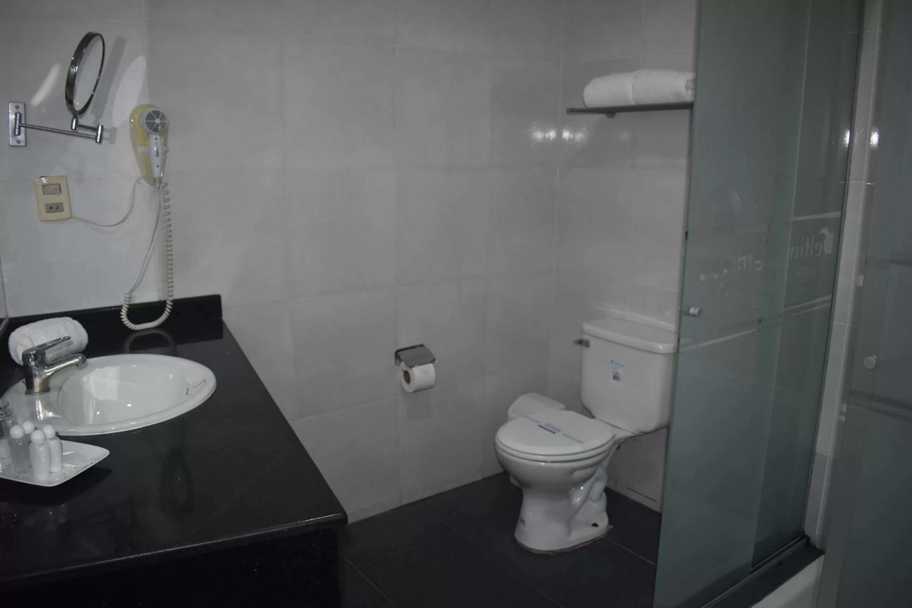 Bathroom in Delfines Apart Hotel