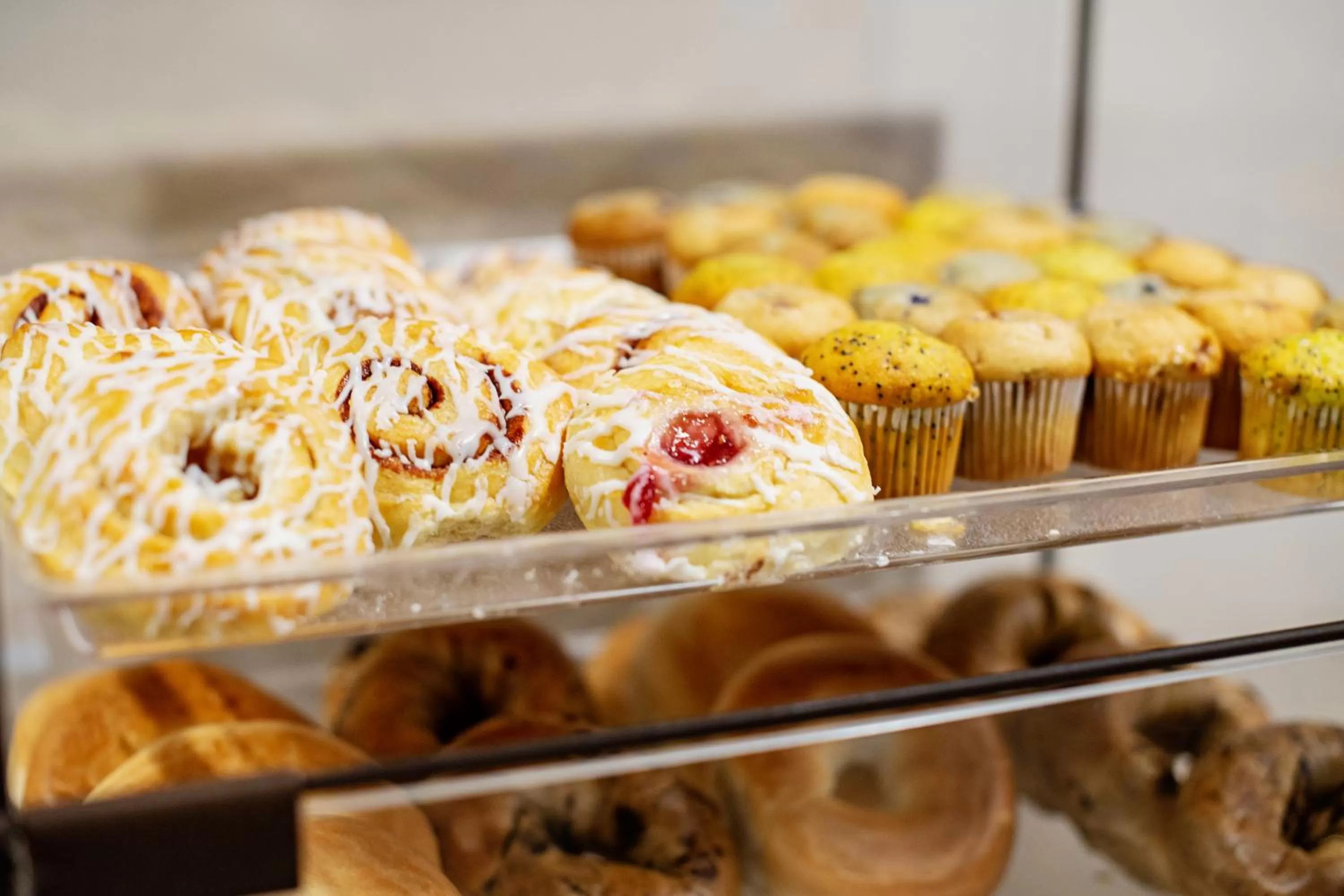 Breakfast in Country Inn & Suites by Radisson, Milwaukee West Brookfield , WI