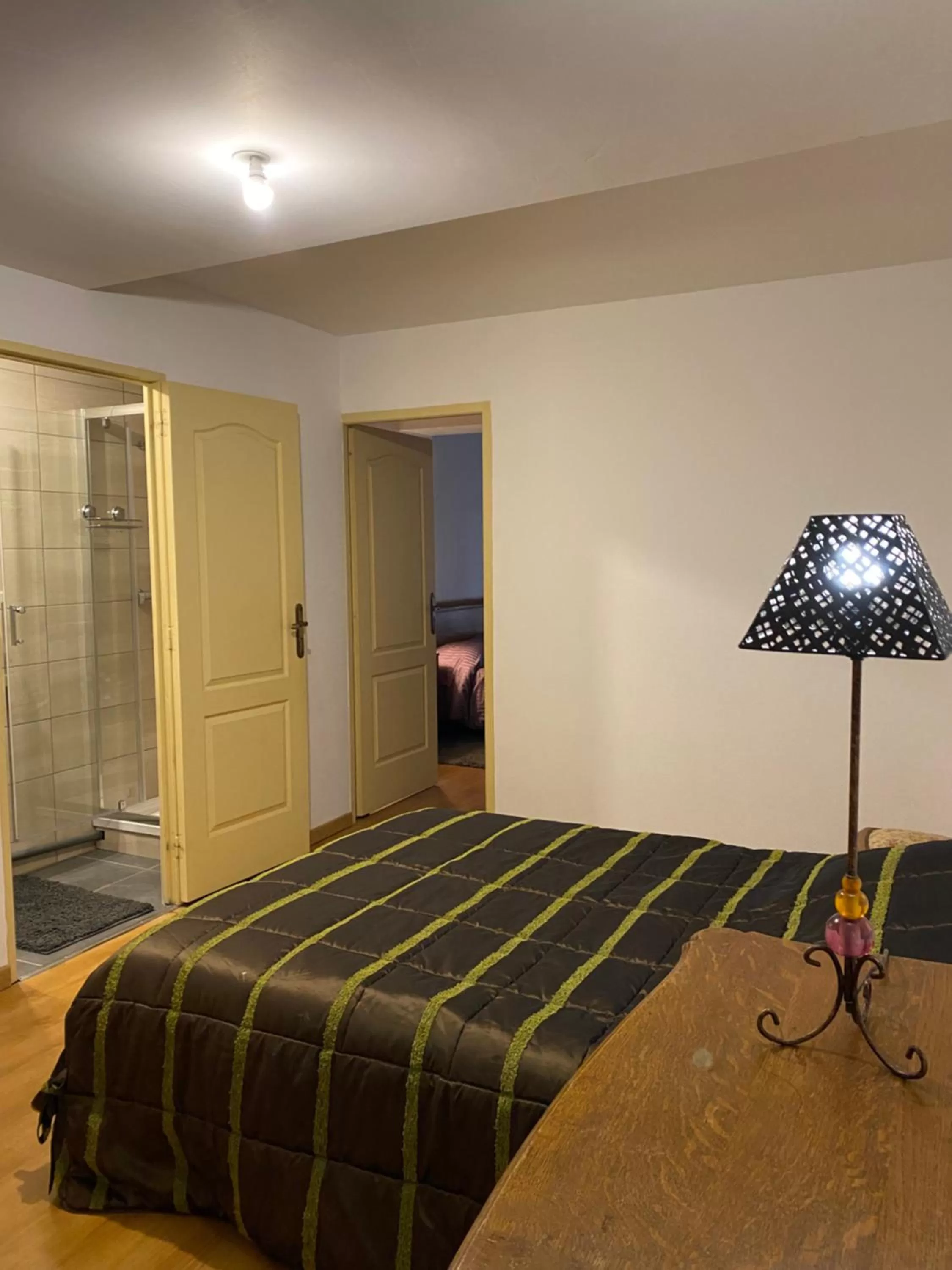 Photo of the whole room, Bed in La Chambre d'Angèle