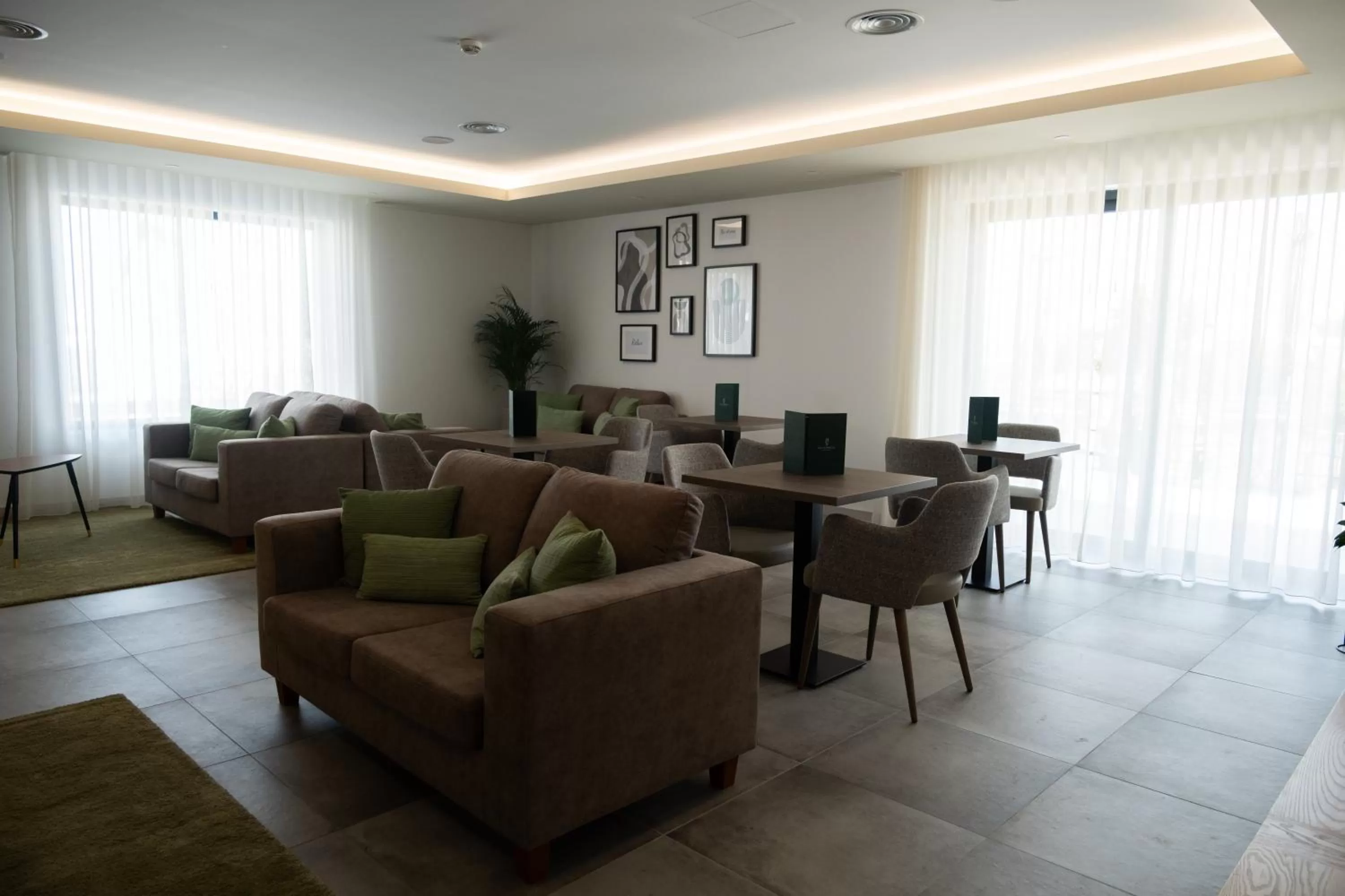 Communal lounge/ TV room in Ria Formosa Guest House