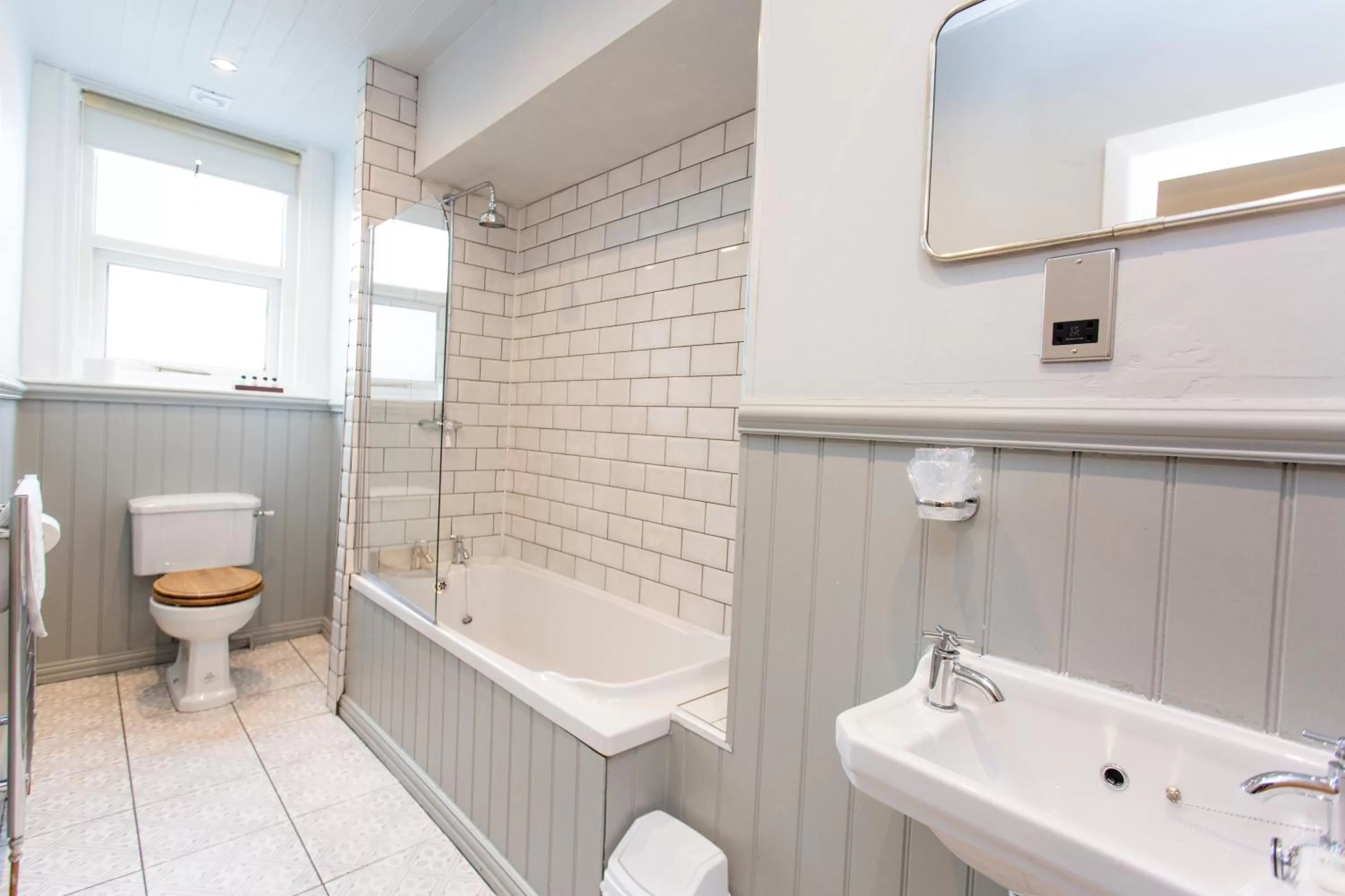 Bathroom in The Queens Hotel