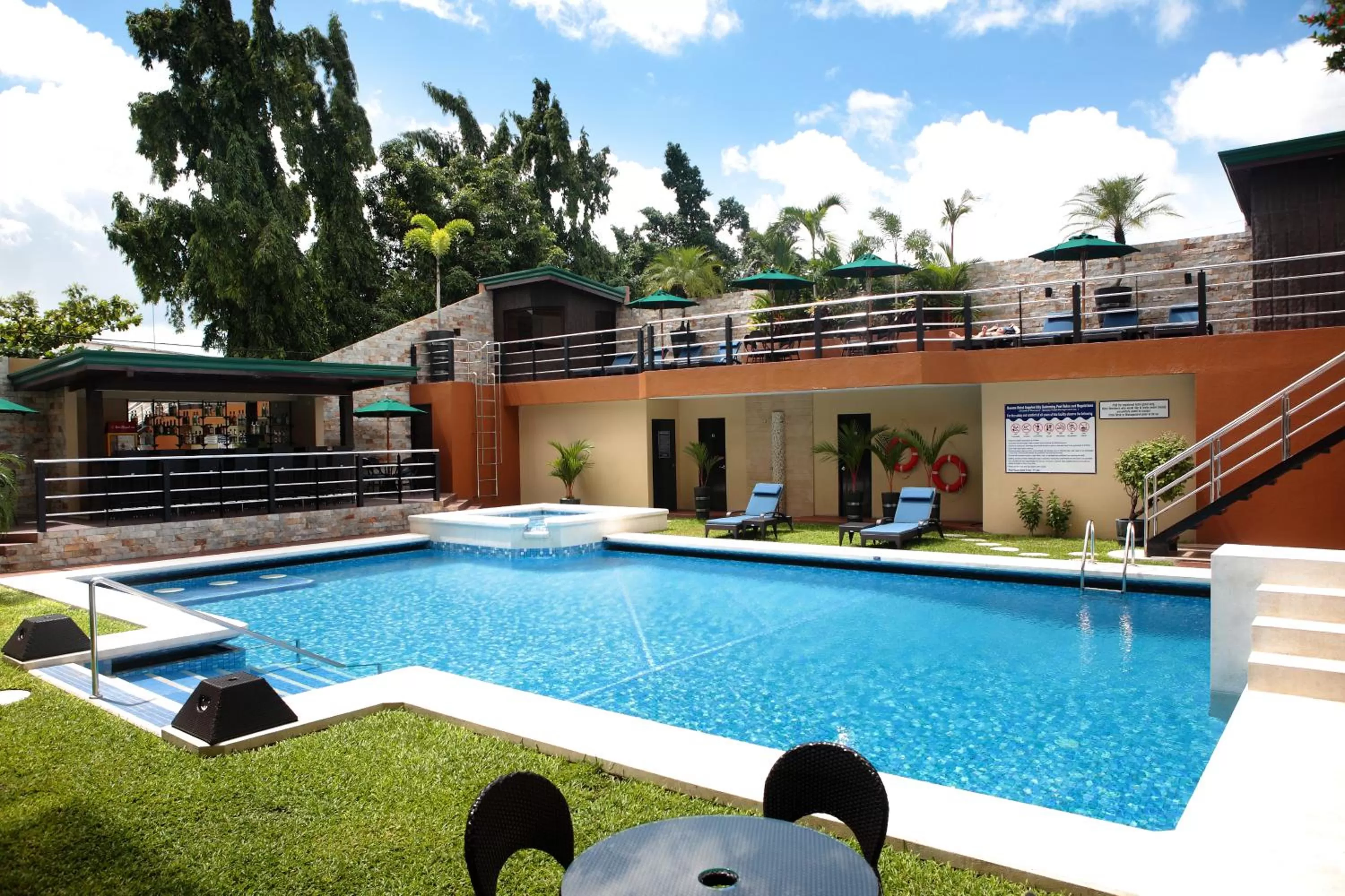 Swimming pool in Queens Hotel Angeles City