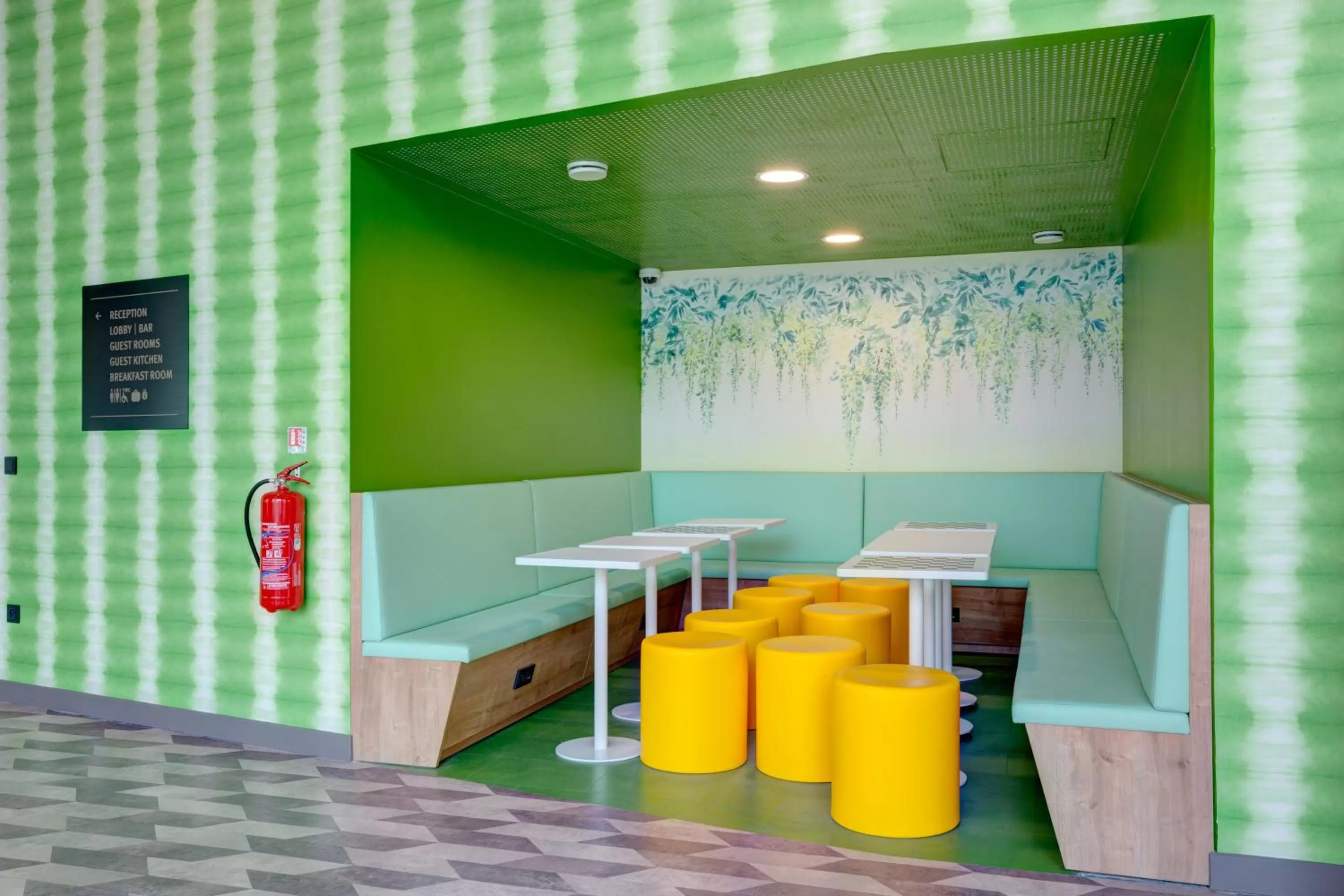 Lobby or reception in MEININGER Hotel Paris Porte de Vincennes