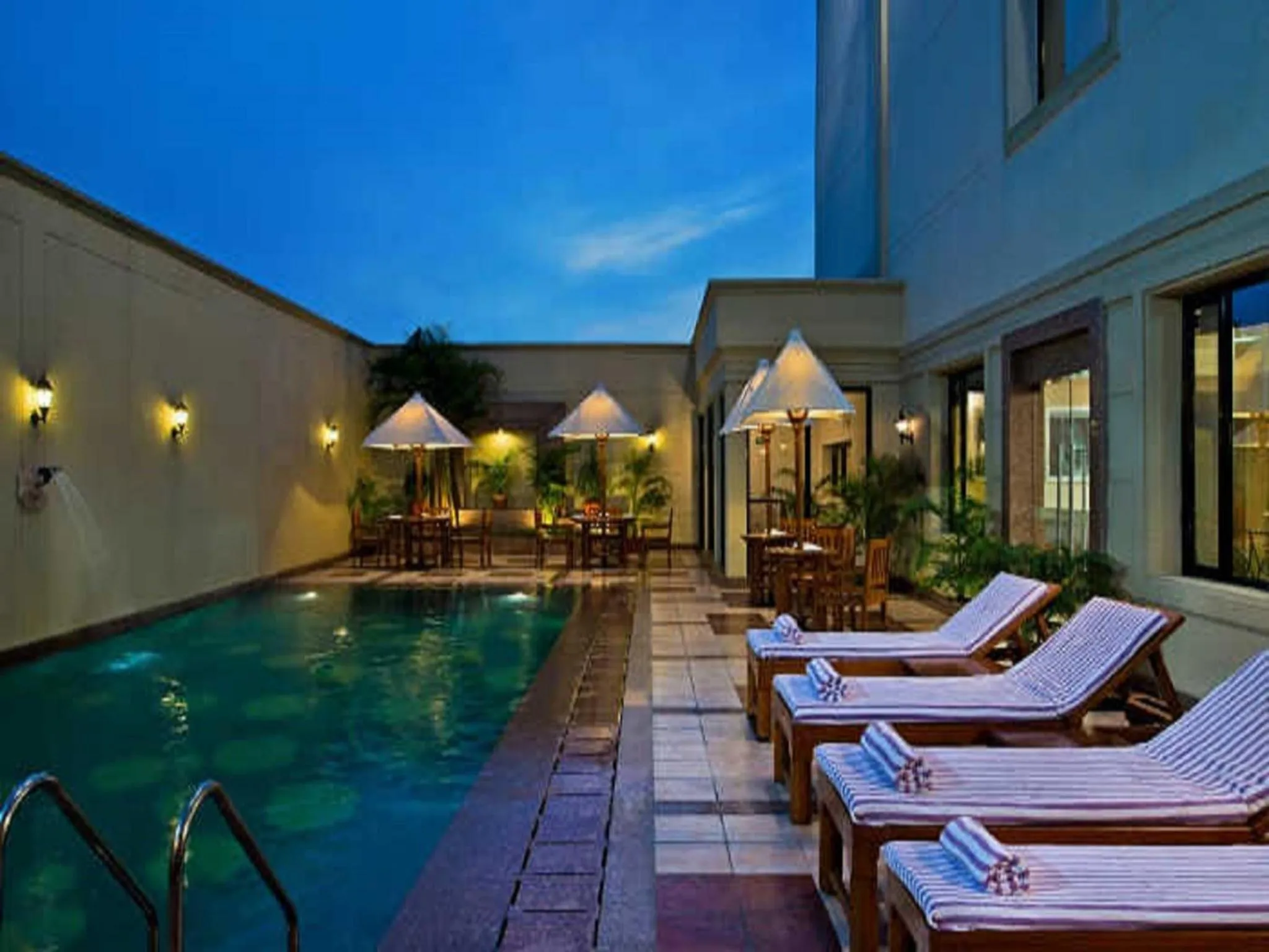 Swimming pool in Best Western Plus Jalandhar