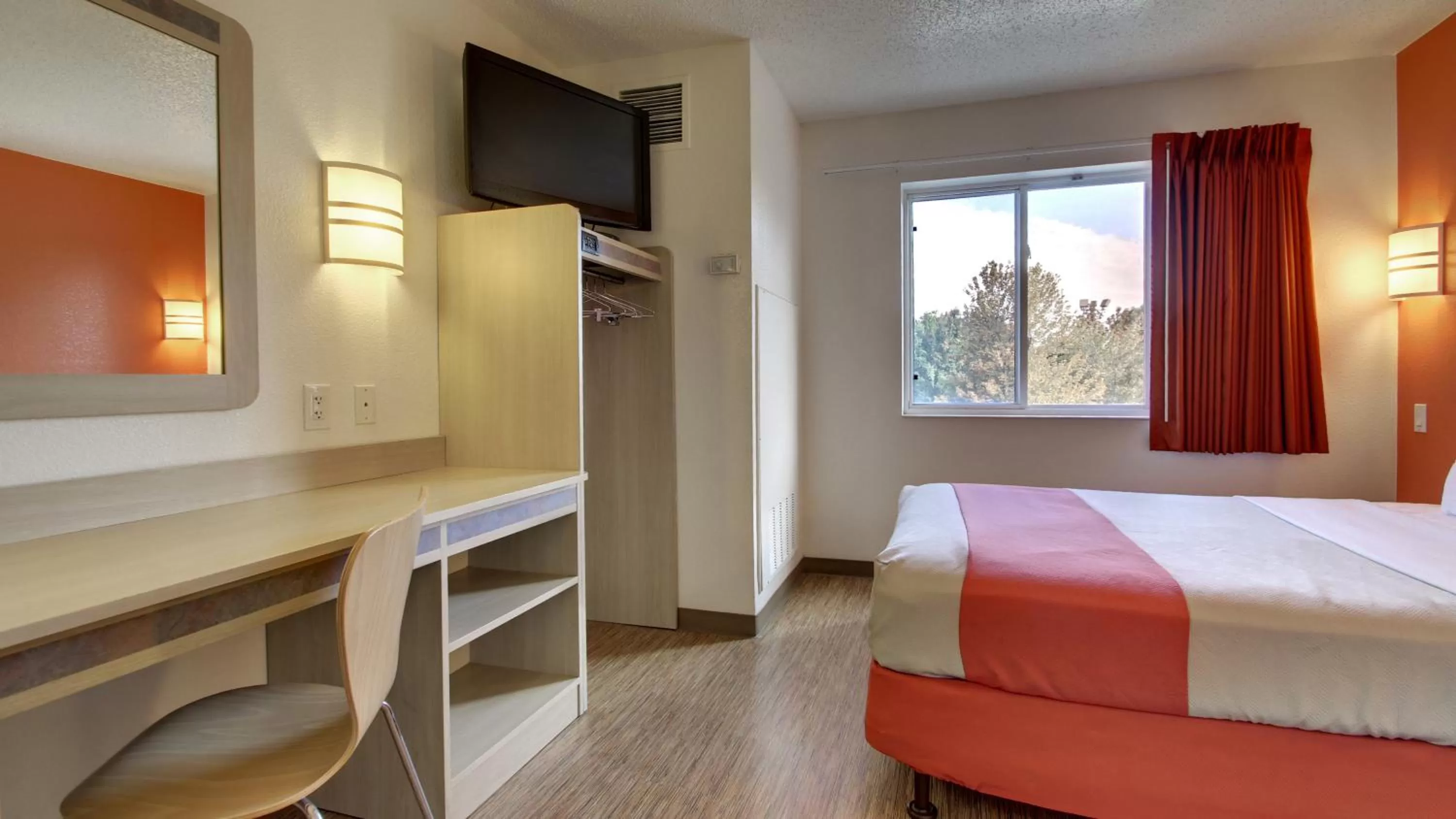 Bedroom, Bed in Motel 6-Springfield, IL I-55 I-72