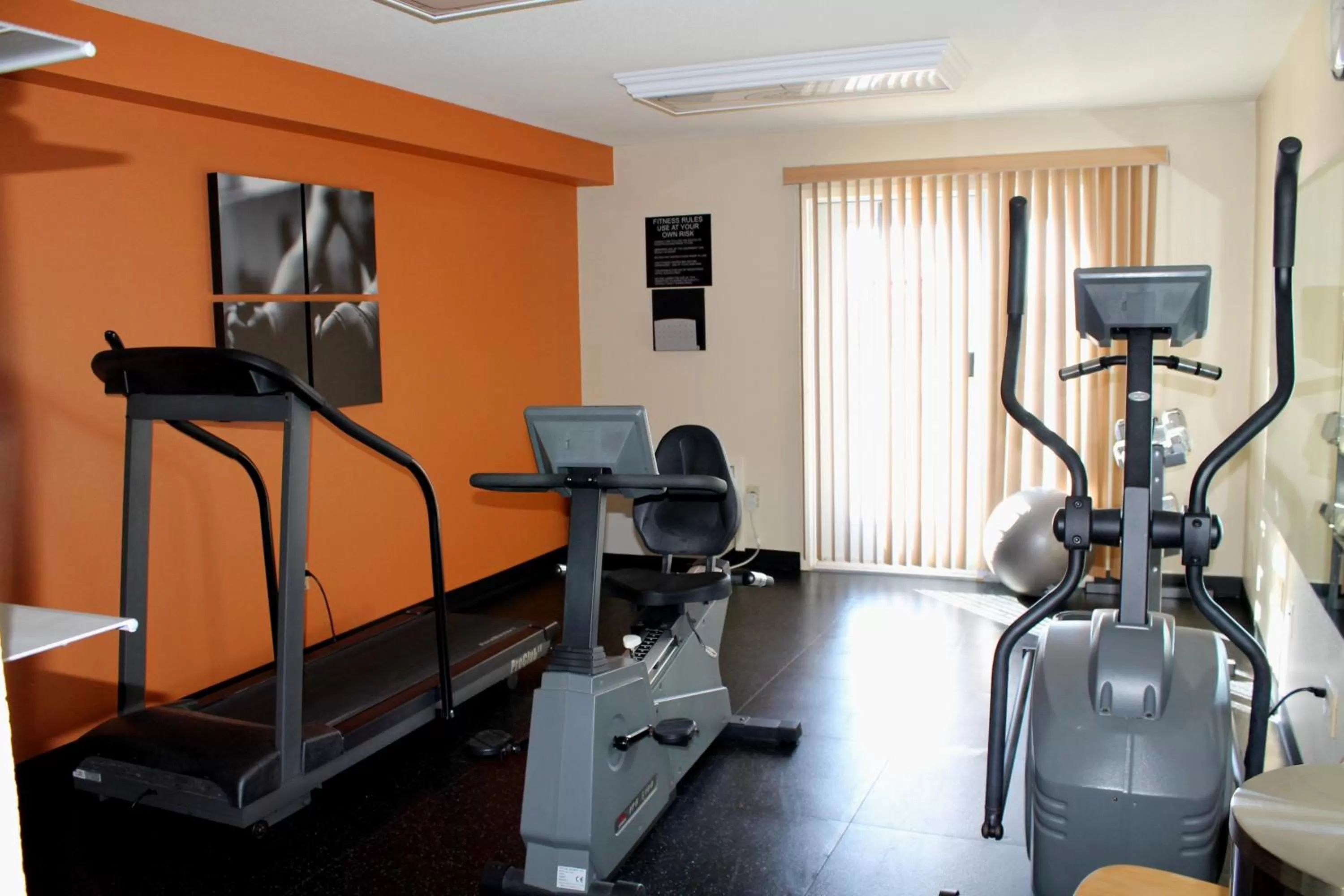 Fitness centre/facilities in Country Inn & Suites by Radisson, Winnipeg, MB