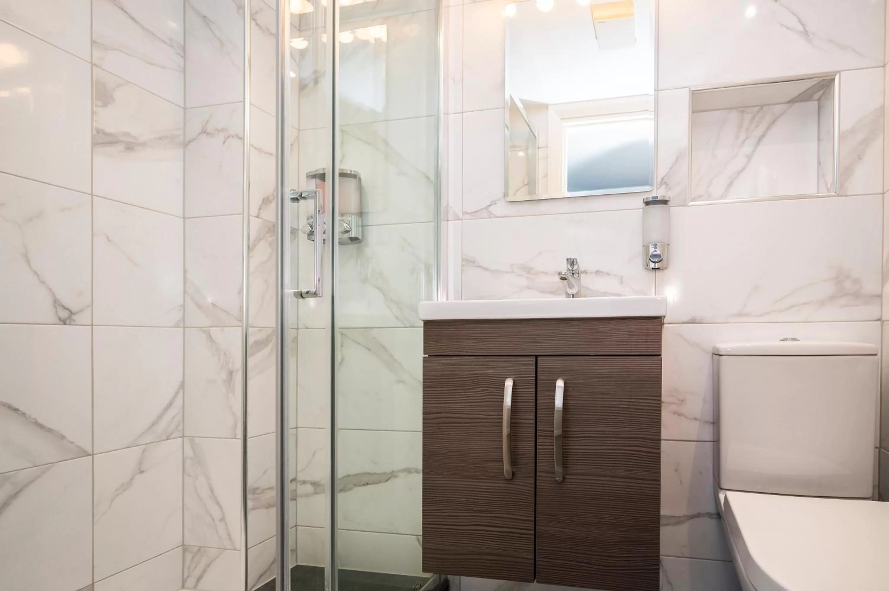 Bathroom in Mentone Hotel