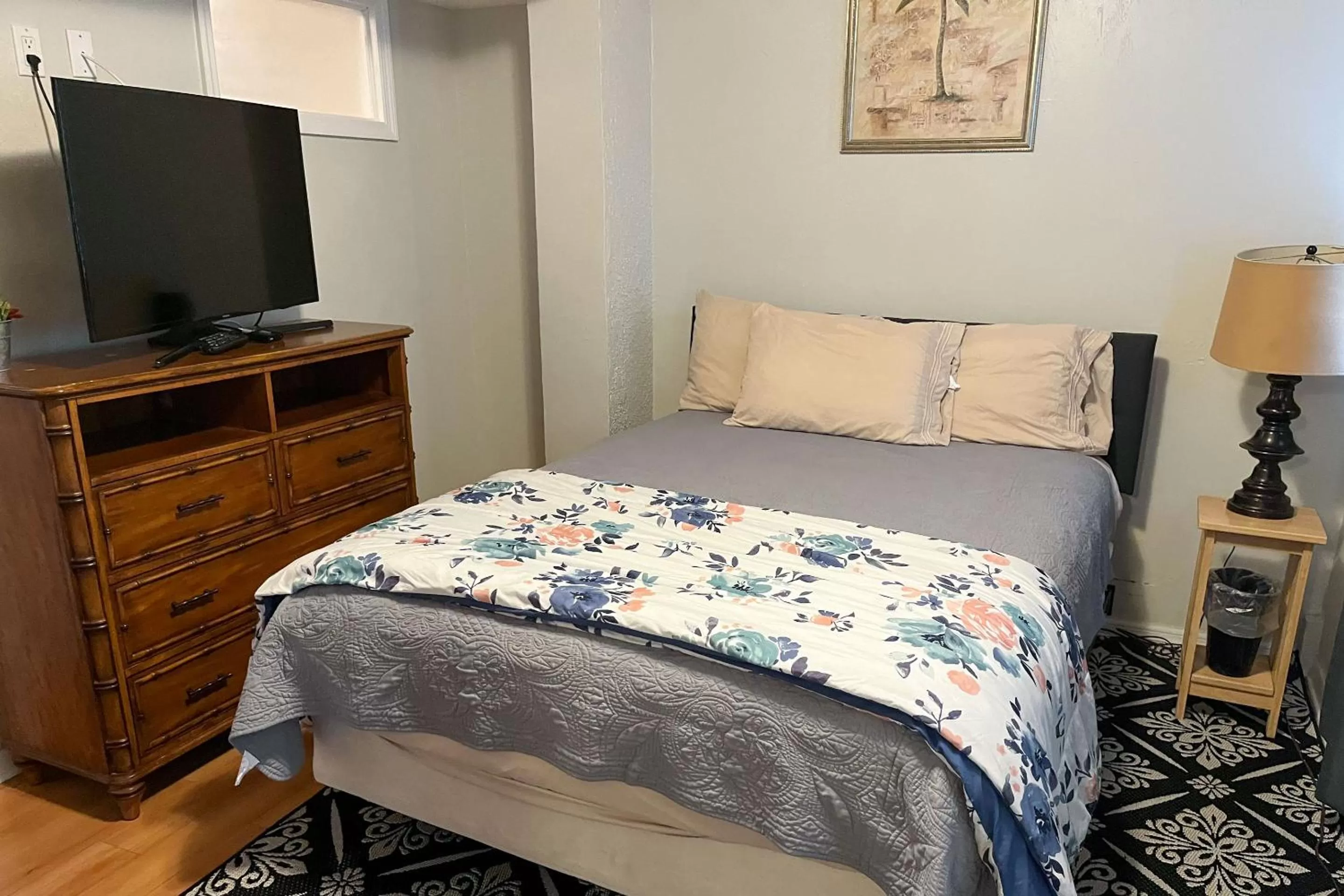 Bed in Captain's Table Hotel by Everglades Adventures